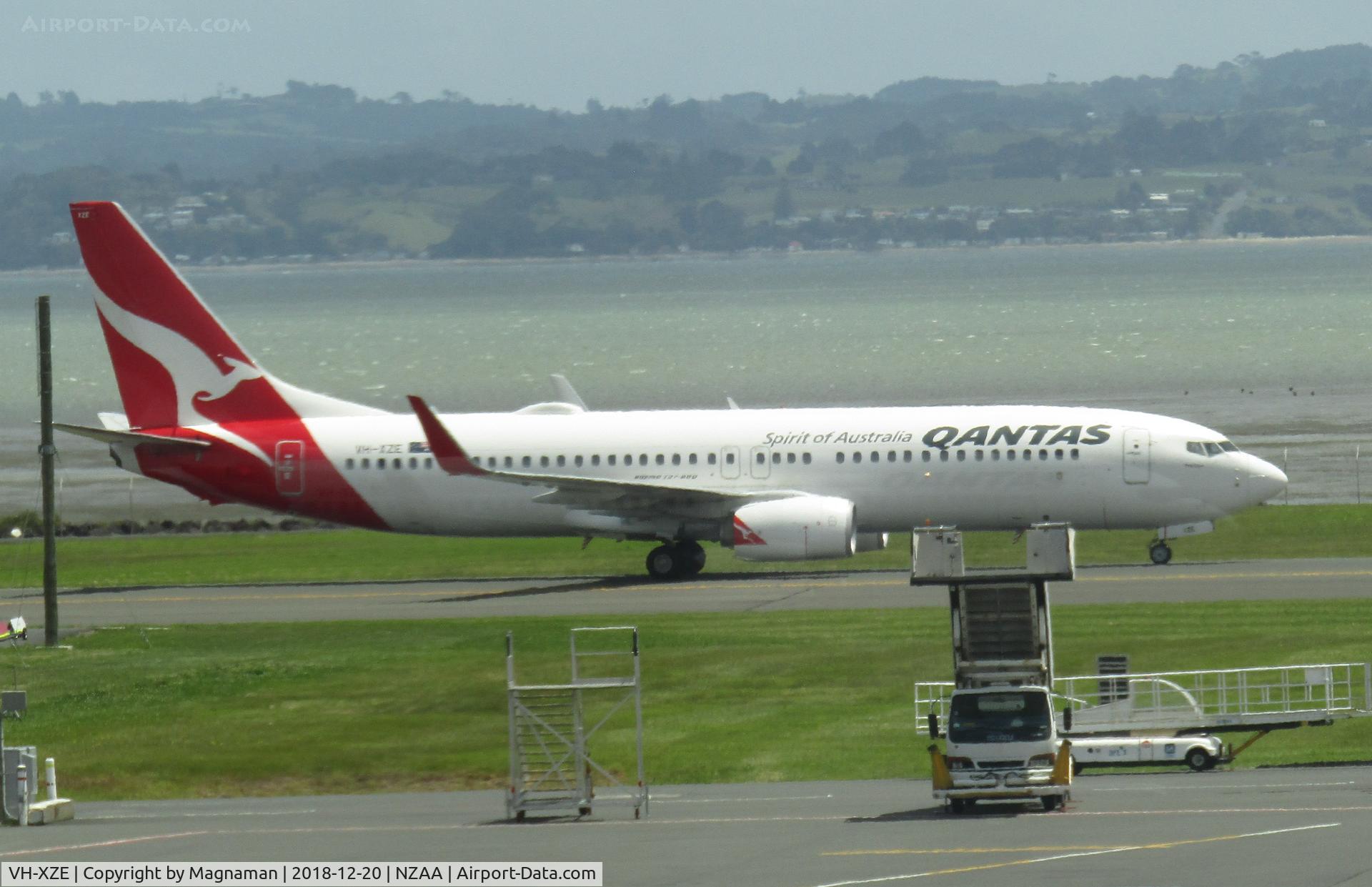 VH-XZE, 2013 Boeing 737-838 C/N 39369, at AKL from car park