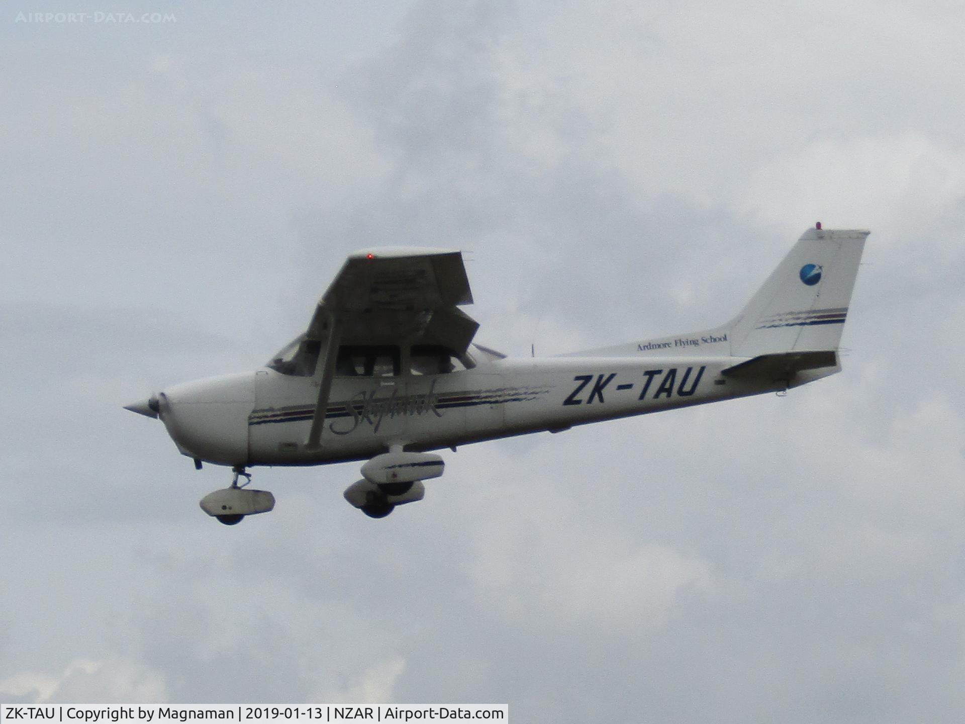 ZK-TAU, Cessna 172R C/N 17280637, in circuit
