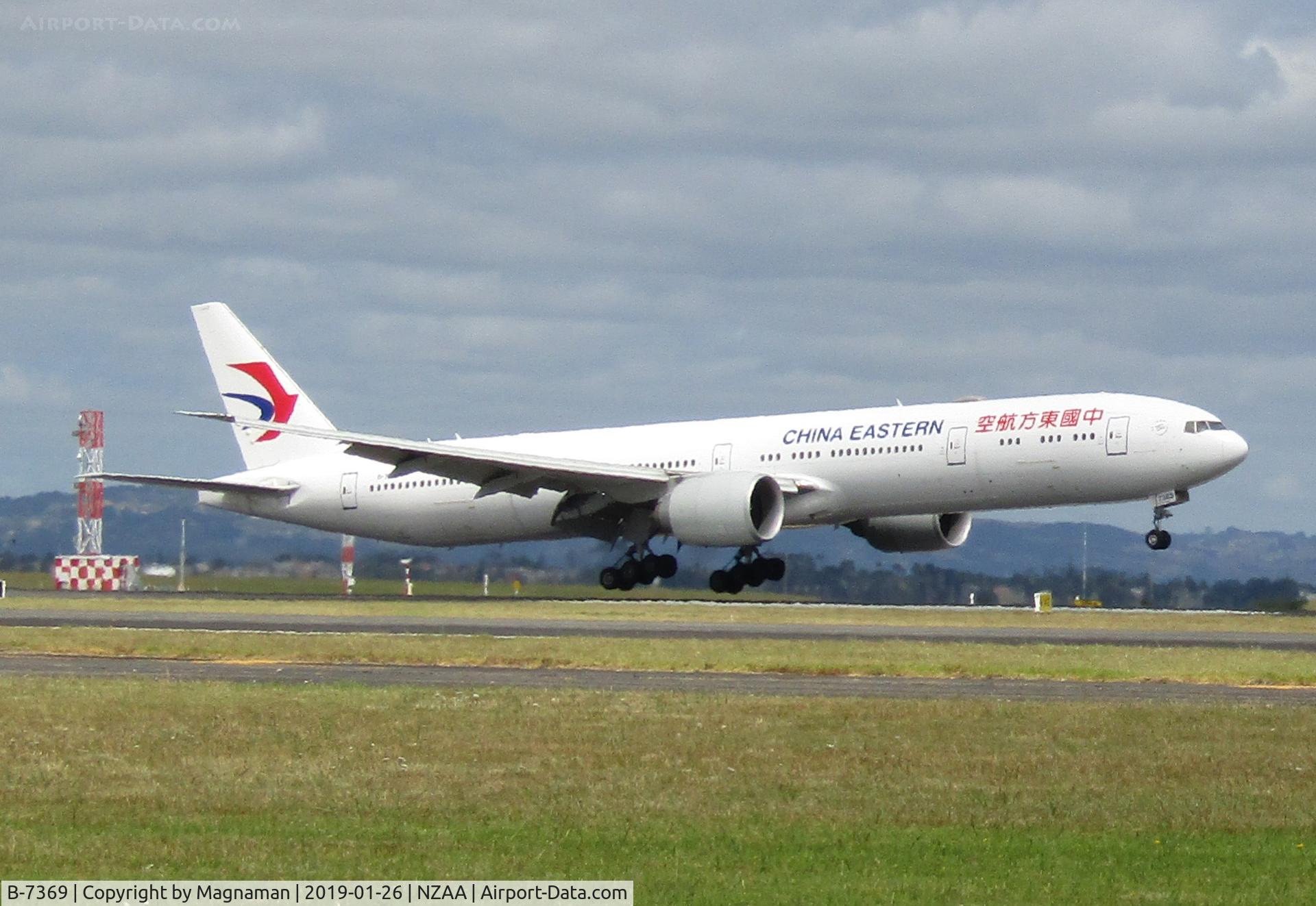 B-7369, 2016 Boeing 777-39P/ER C/N 43286, touchdown at AKL