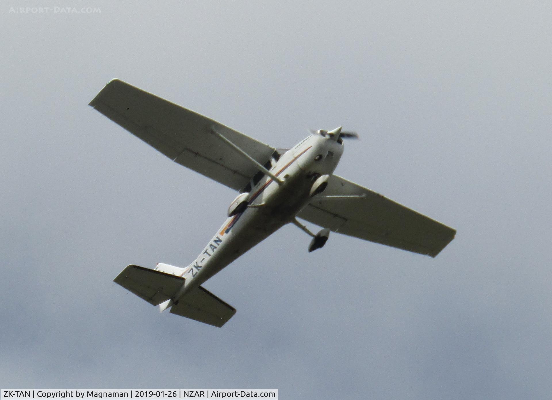 ZK-TAN, Cessna 172R C/N 17281089, doing circuits