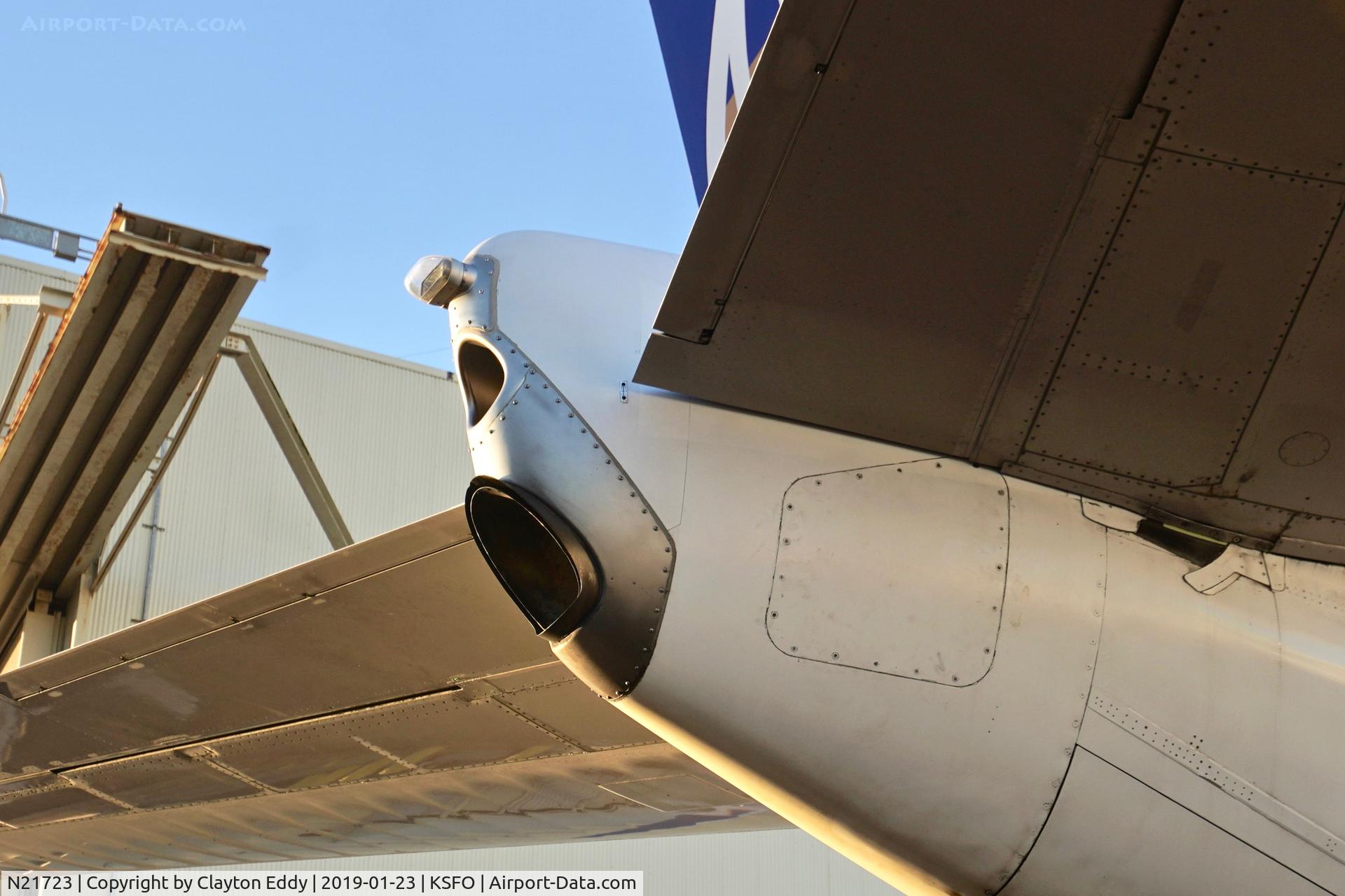 N21723, 1999 Boeing 737-724 C/N 28790, SFO 2019.