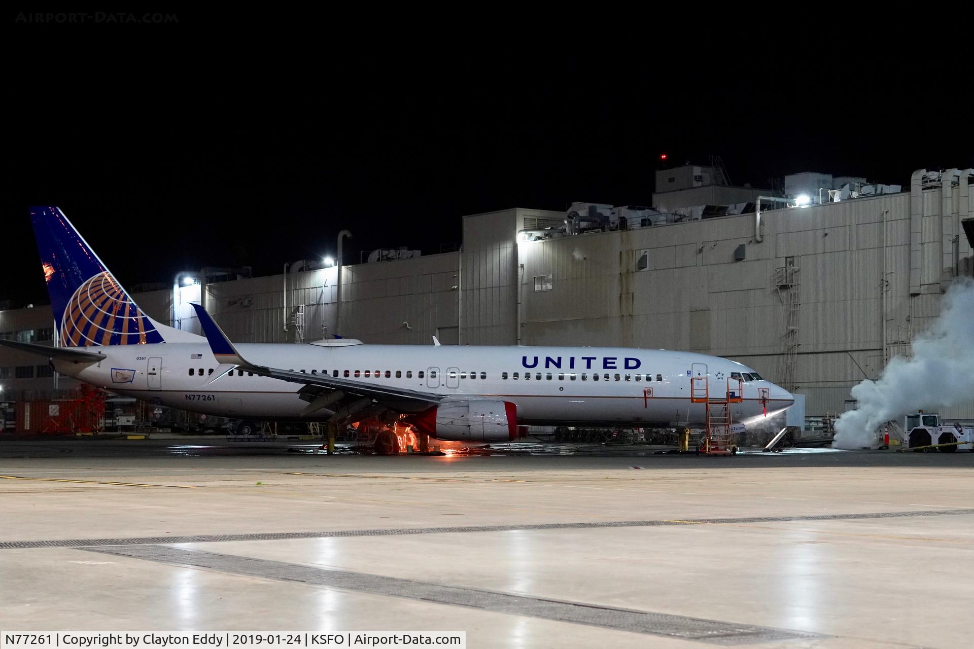 N77261, 2001 Boeing 737-824 C/N 31582, SFO 2019.