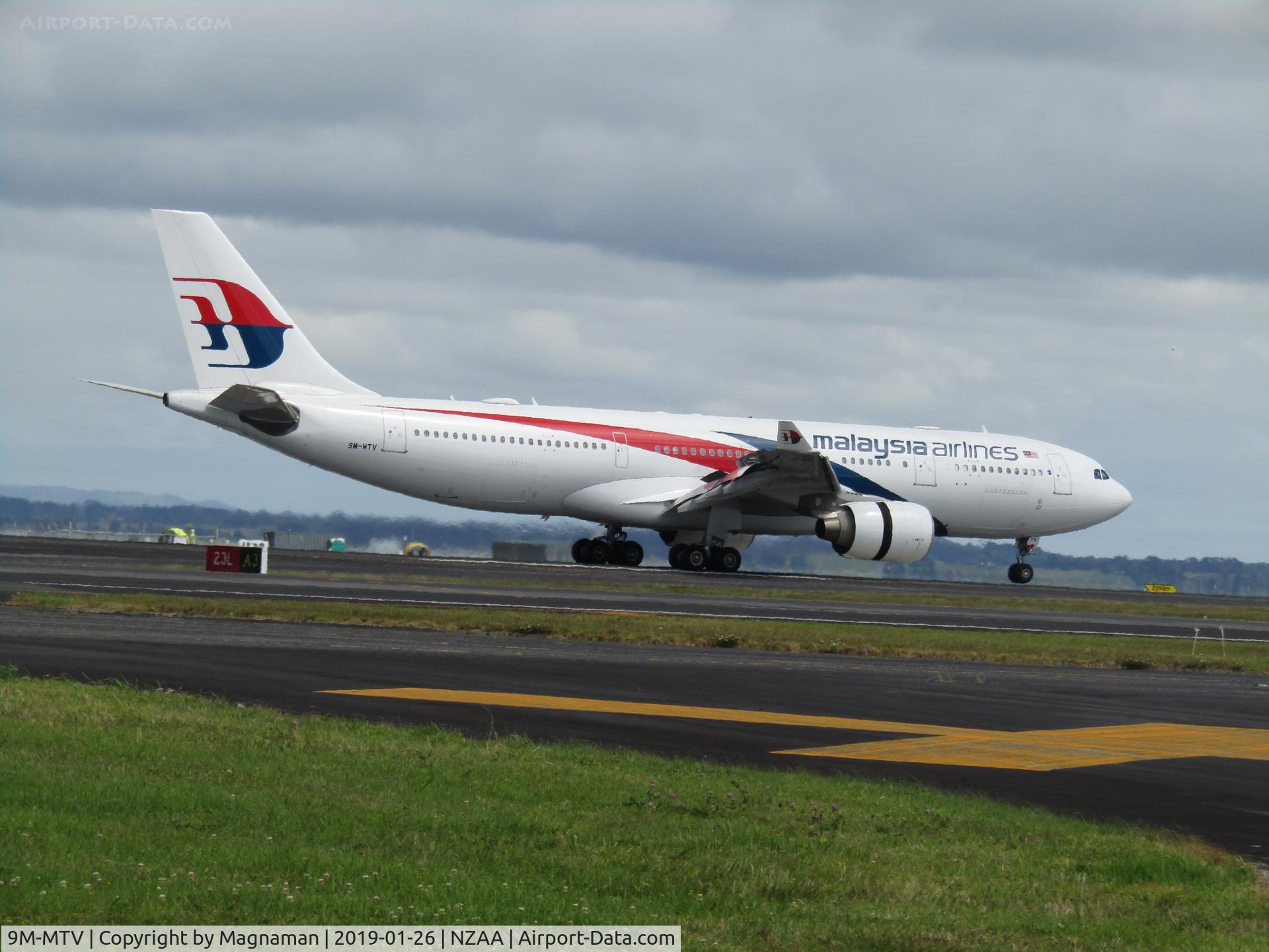 9M-MTV, 2007 Airbus A330-223 C/N 822, arriving at AKL