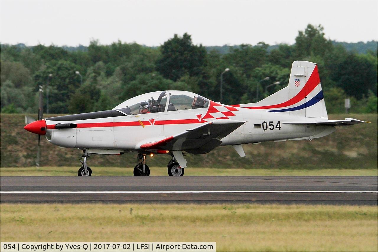 054, Pilatus PC-9M C/N 617, Pilatus PC-9M, Croatian Air Force aerobatic team, Landing rwy 29, St Dizier-Robinson Air Base 113 (LFSI) Open day 2017