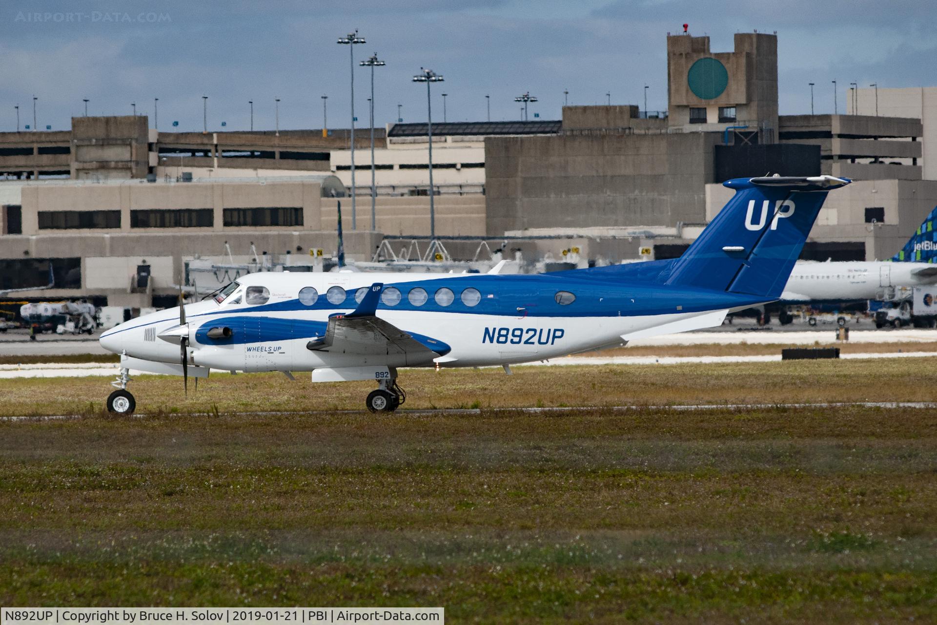 N892UP, 2018 Beechcraft King Air 350 C/N FL-1139, taxiing at PBI