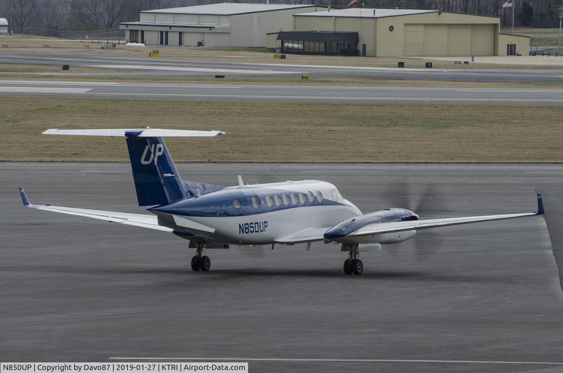 N850UP, 2015 Beechcraft B300 King Air 350i C/N FL-992, Taxing out for departure from Tri-Cities Airport (KTRI) on January 27th, 2019.