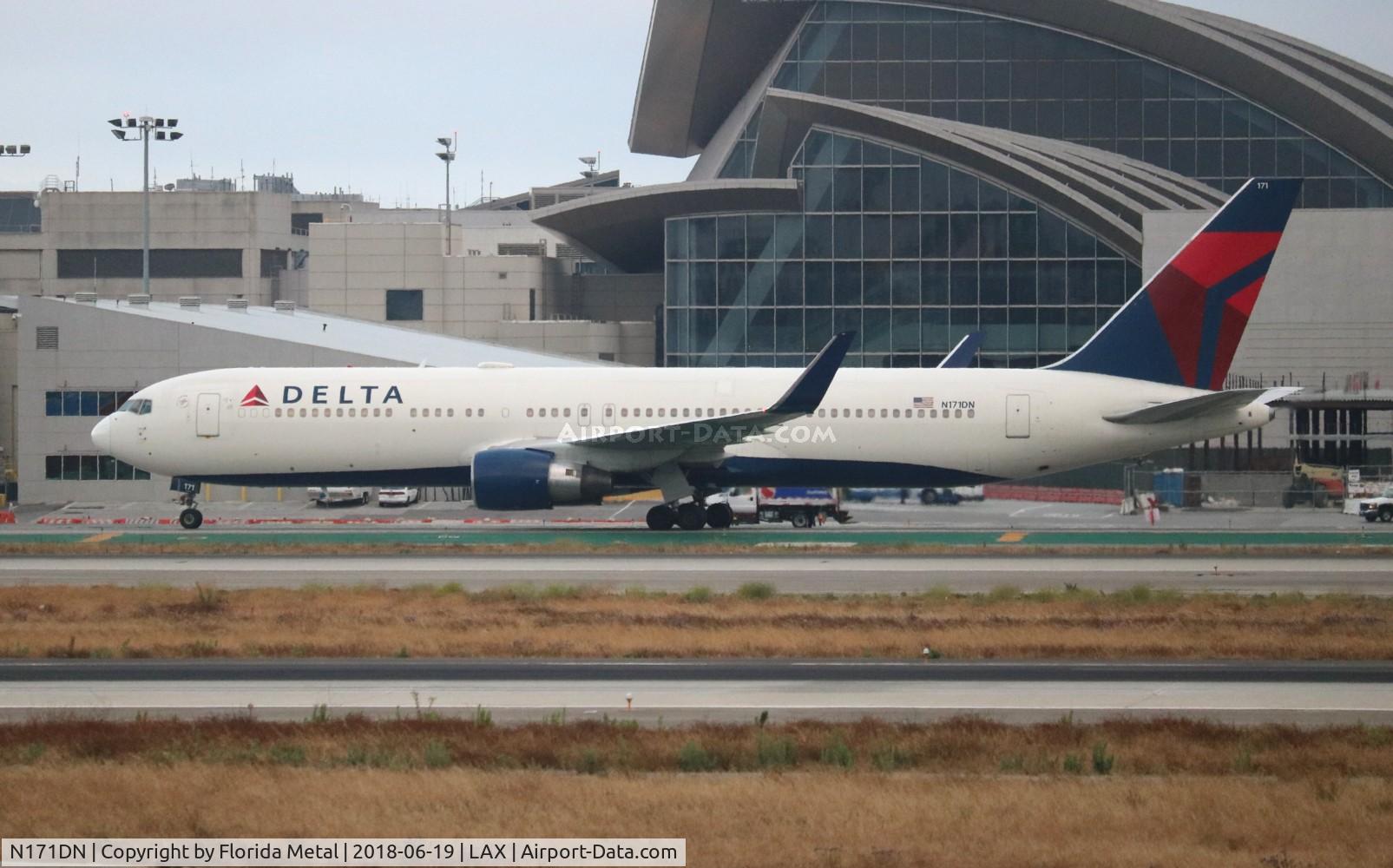 N171DN, 1990 Boeing 767-332 C/N 24759, Delta