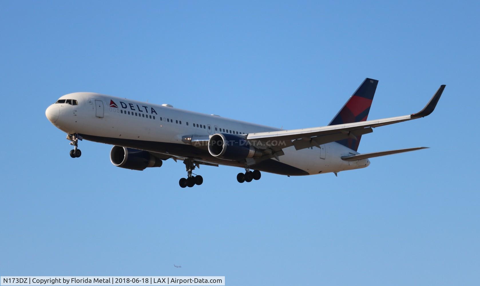 N173DZ, 1998 Boeing 767-332ER C/N 29692, American