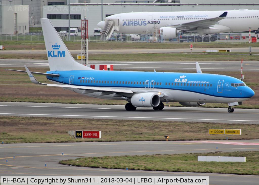 PH-BGA, 2008 Boeing 737-8K2 C/N 37593, Taking off from rwy 32R in new c/s