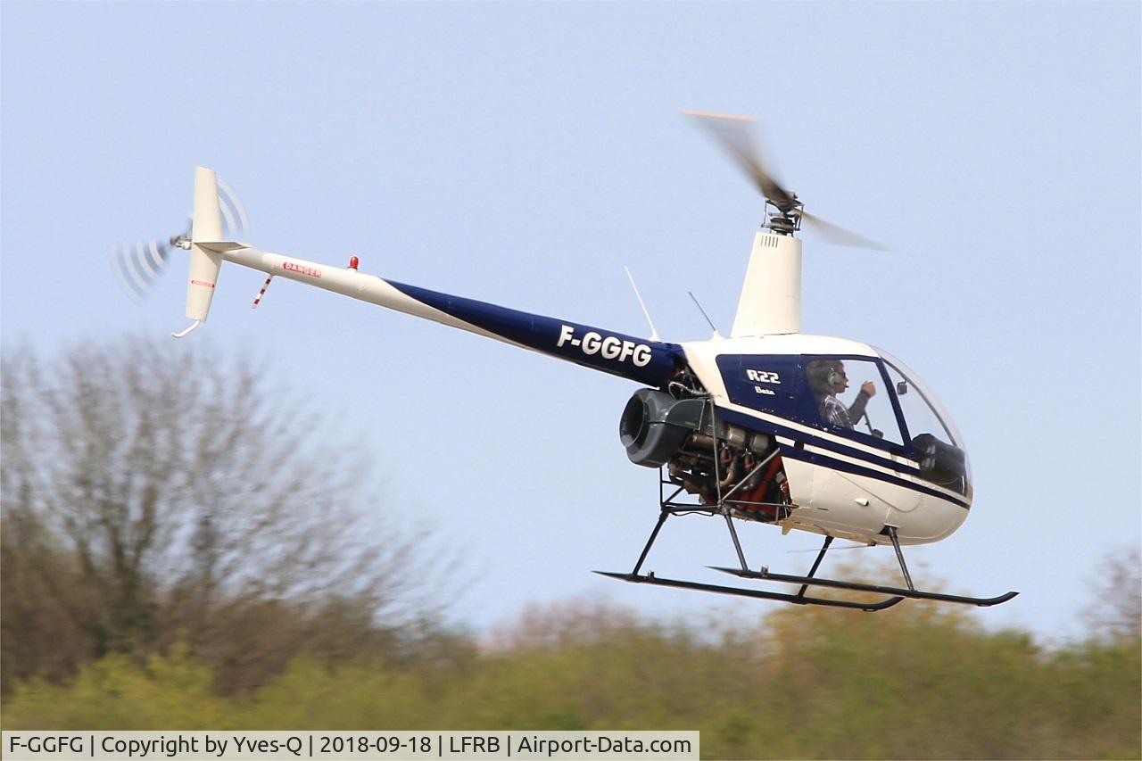 F-GGFG, Robinson R22 Beta C/N 1055, Robinson R 22 BETA, Flight over rwy 25L, Brest-Bretagne airport (LFRB-BES)
