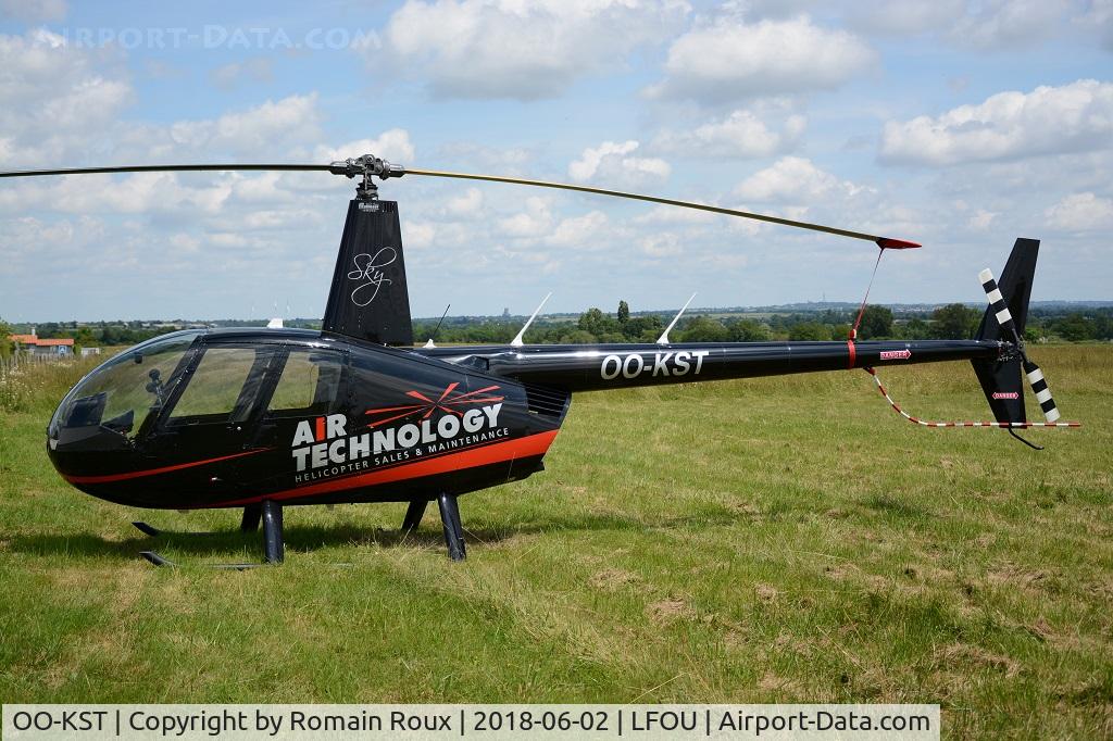 OO-KST, 2007 Robinson R44 Raven II C/N 11571, Parked