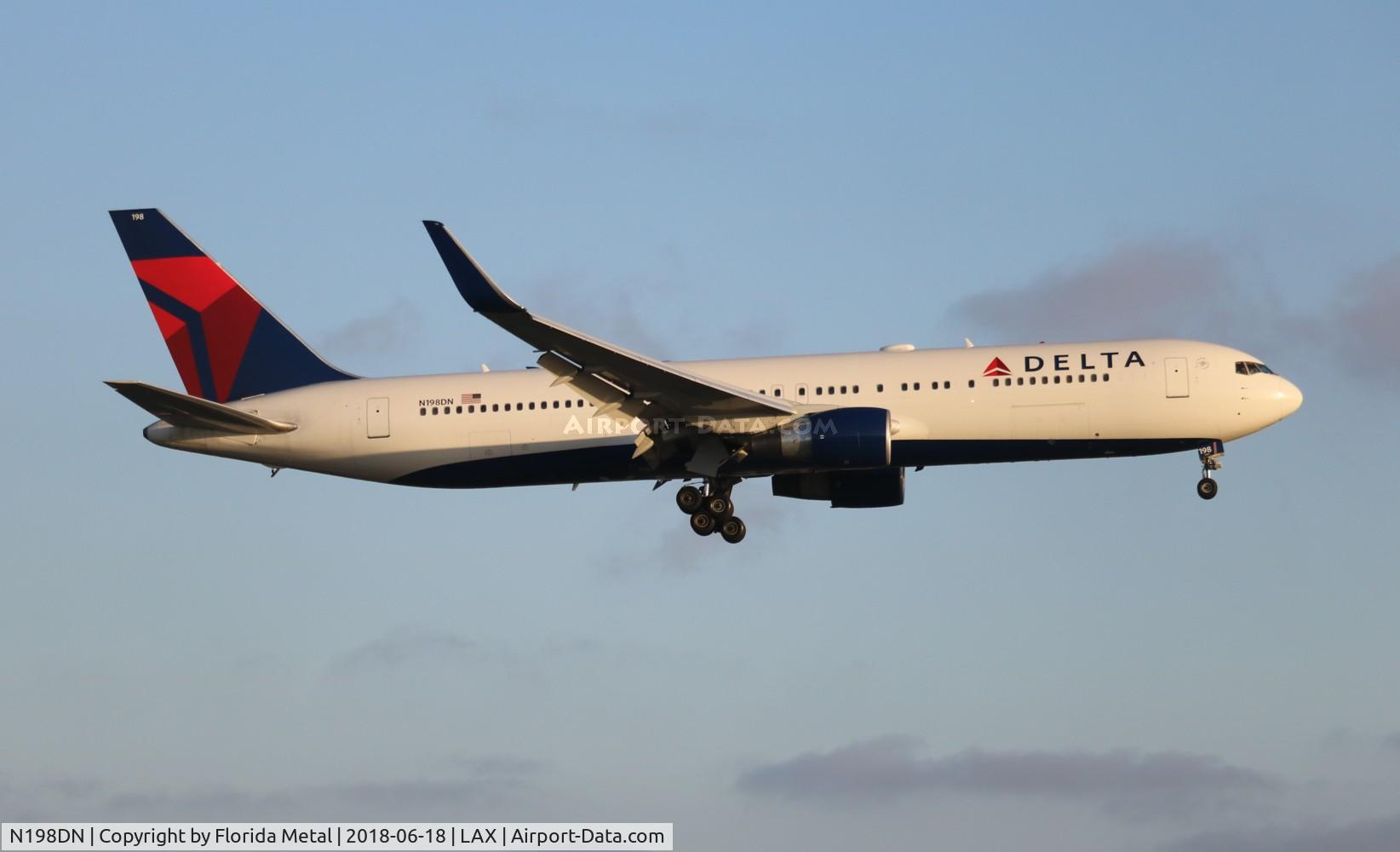 N198DN, 1998 Boeing 767-332 C/N 28455, Delta