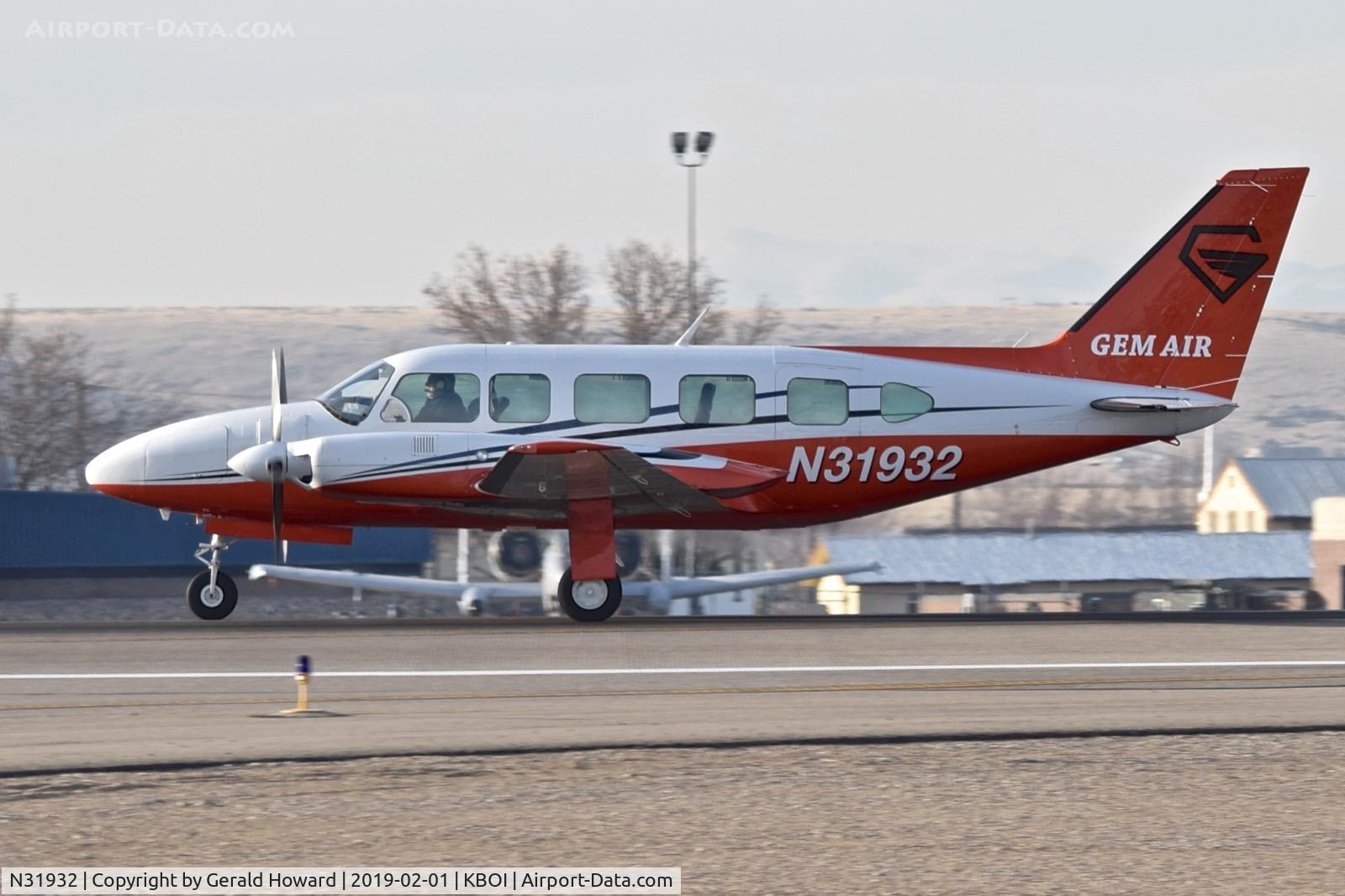 N31932, 1973 Piper PA-31-350 Chieftain C/N 31-7405144, Take off run on RWY 10L. New Paint job.