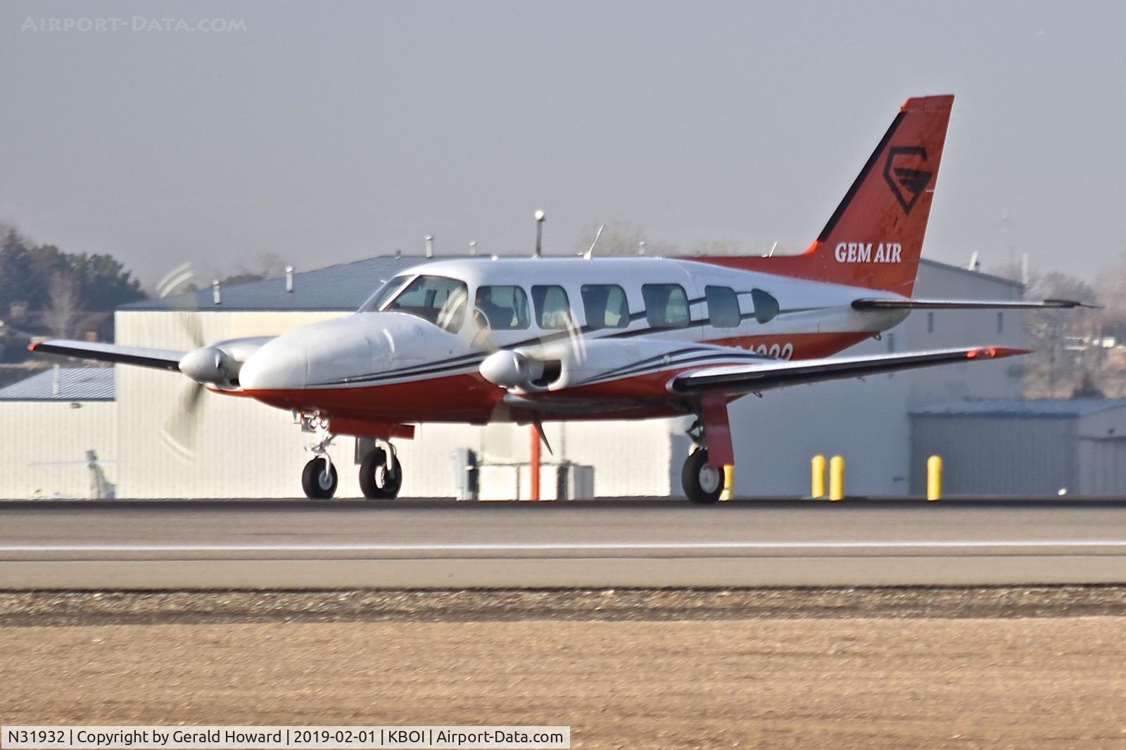 N31932, 1973 Piper PA-31-350 Chieftain C/N 31-7405144, Take off run on RWY 10L. New Paint job.