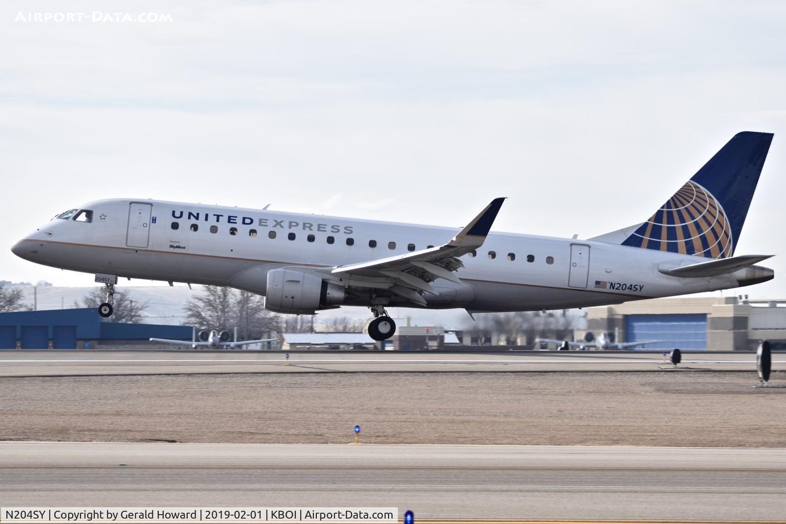N204SY, 2016 Embraer 175LR (ERJ-170-200LR) C/N 17000626, Landing RWY 10L.