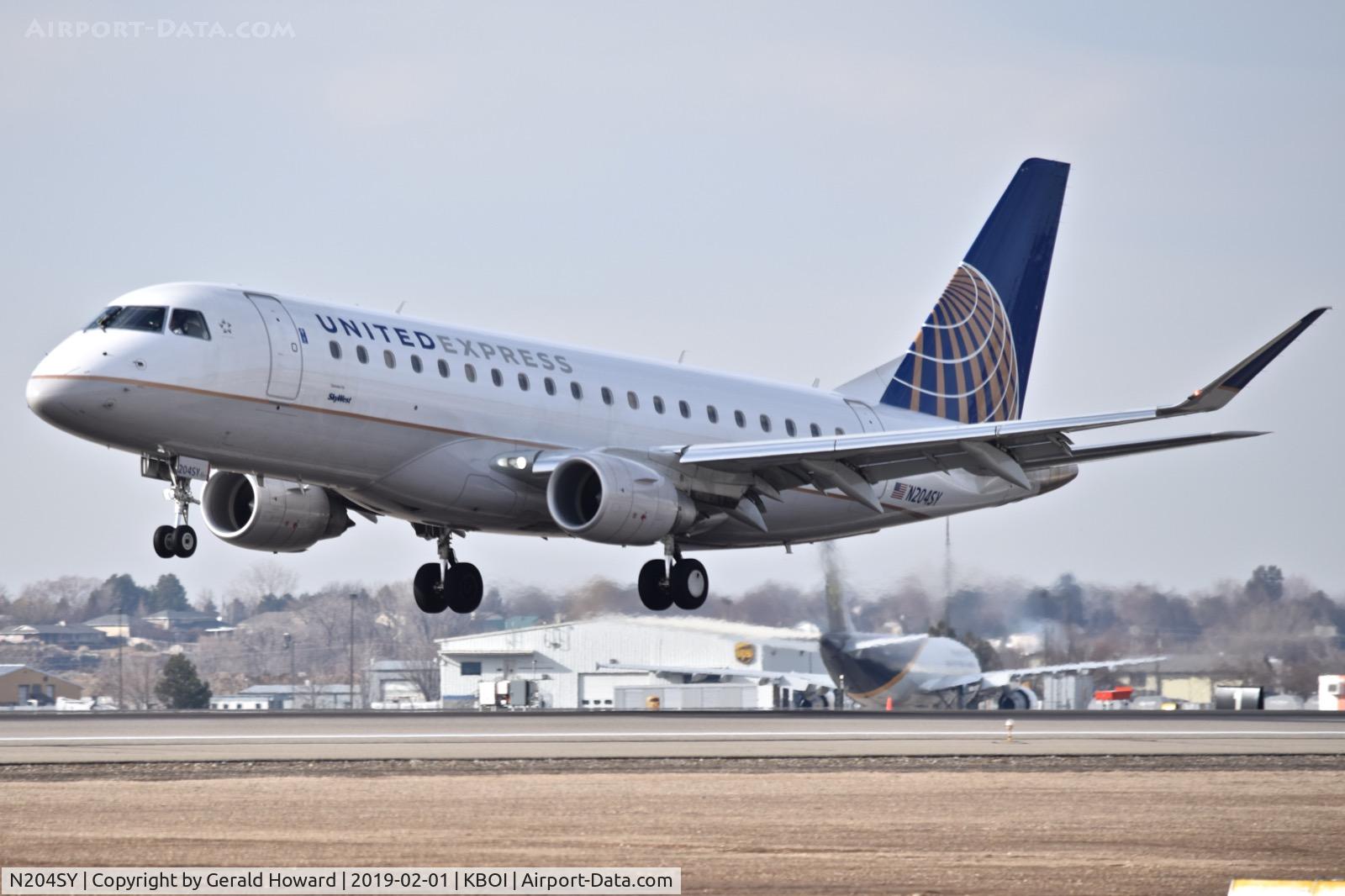 N204SY, 2016 Embraer 175LR (ERJ-170-200LR) C/N 17000626, Landing RWY 10L.