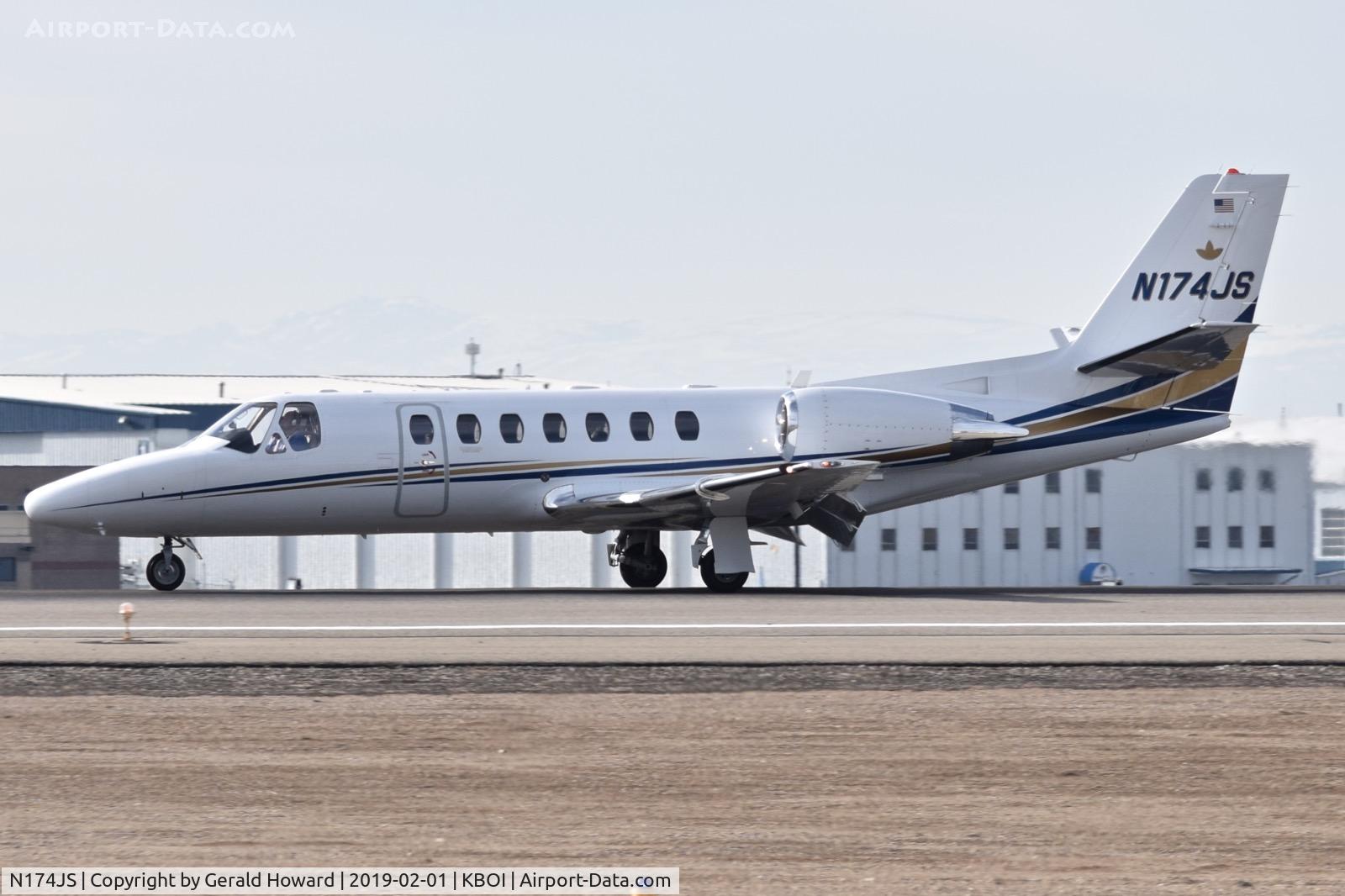 N174JS, 2001 Cessna 560 Citation Encore C/N 560-0572, Landing roll out on RWY 10L.