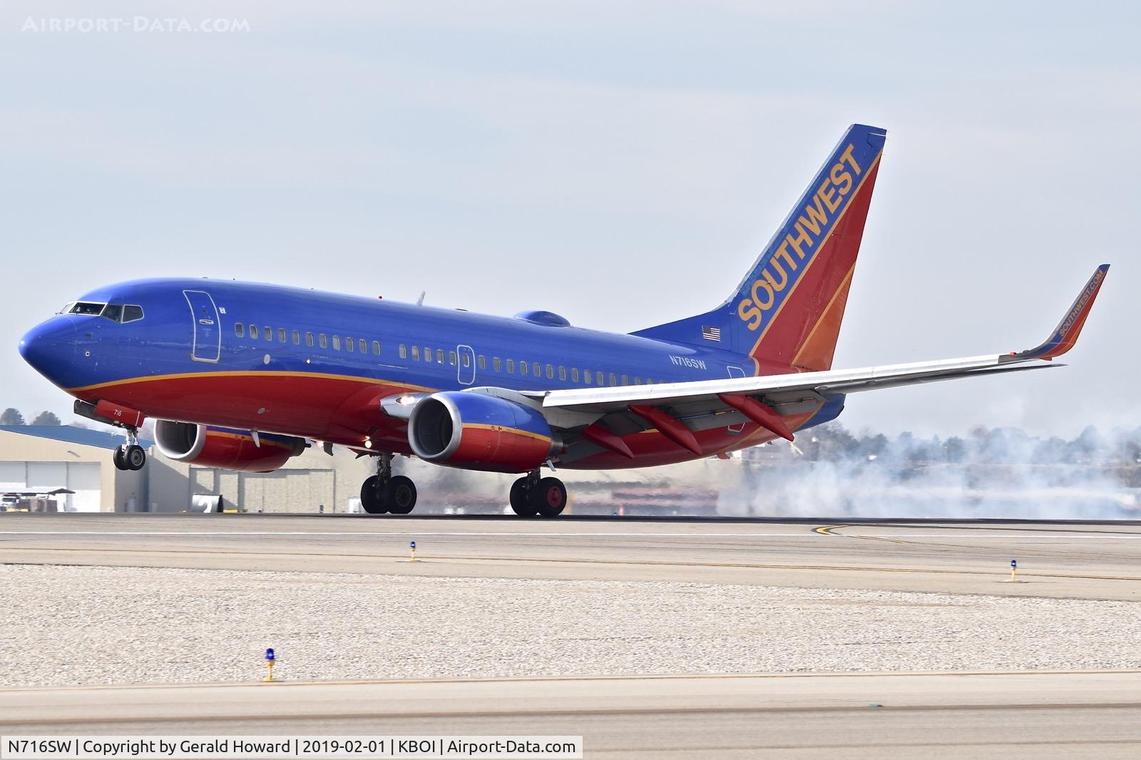 N716SW, 1998 Boeing 737-7H4 C/N 27850, Landing RWY 10L.