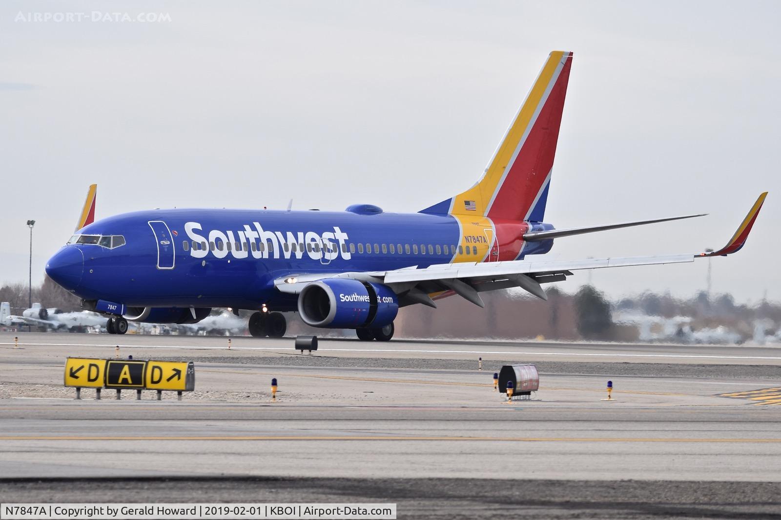 N7847A, 2005 Boeing 737-752 C/N 34927, Landing roll out on RWY 10L.