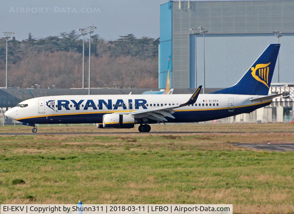 EI-EKV, 2010 Boeing 737-8AS C/N 38507, Landing rwy 14R