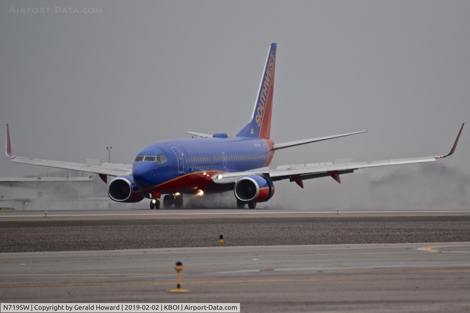 N719SW, 1998 Boeing 737-7H4 C/N 27853, Landing roll out on RWY 10L.