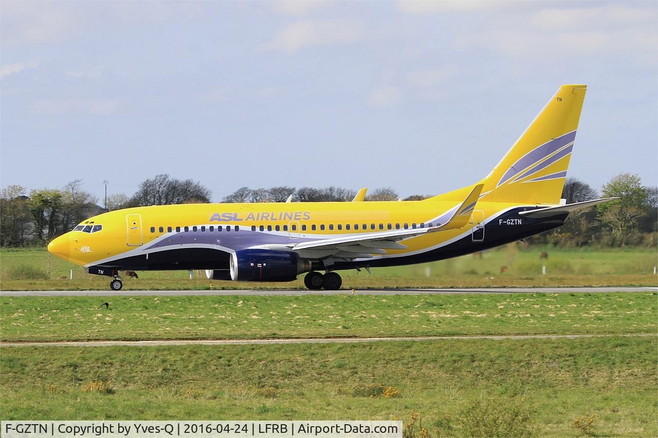 F-GZTN, 1999 Boeing 737-73S C/N 29080, Boeing B-737-73S, Take off run rwy 25L, Brest-Bretagne airport (LFRB-BES)