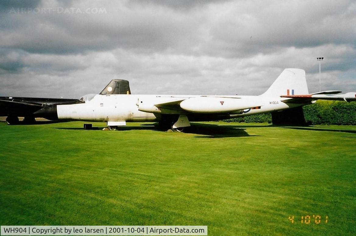WH904, 1954 English Electric Canberra T.19 C/N SH1647, Newark Museum 4.10.2001