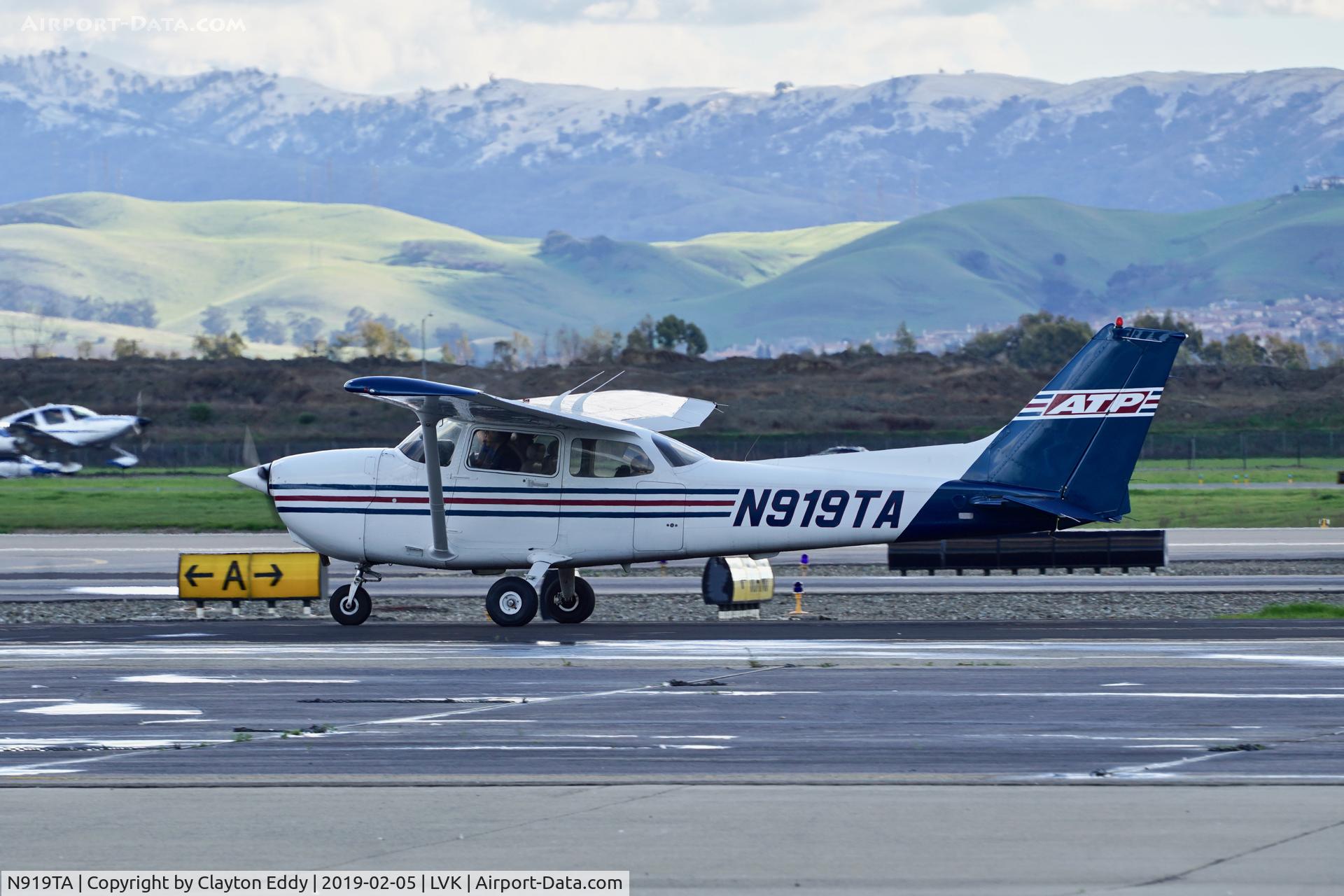 N919TA, 2000 Cessna 172R C/N 172-80843, Livermore Airport California 2019.