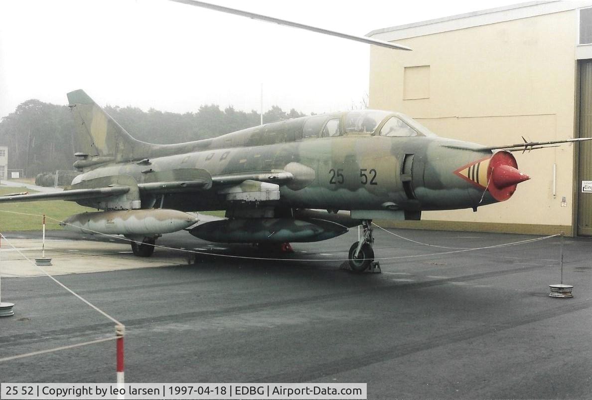 25 52, Sukhoi Su-22UM-3K C/N 17532367001, Berlin Gatow 18.4.1997