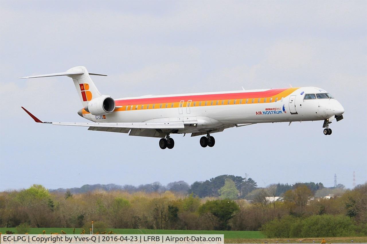 EC-LPG, 2011 Bombardier CRJ-1000ER NG (CL-600-2E25) C/N 19021, Bombardier CRJ-1000, On final rwy 07R, Brest-Bretagne airport (LFRB-BES)