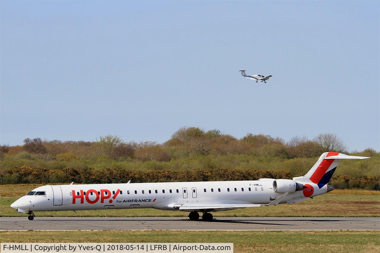 F-HMLL, 2011 Bombardier CRJ-1000EL NG (CL-600-2E25) C/N 19017, Bombardier CRJ-1000, Taxiing rwy 07R, Brest-Bretagne airport (LFRB-BES)