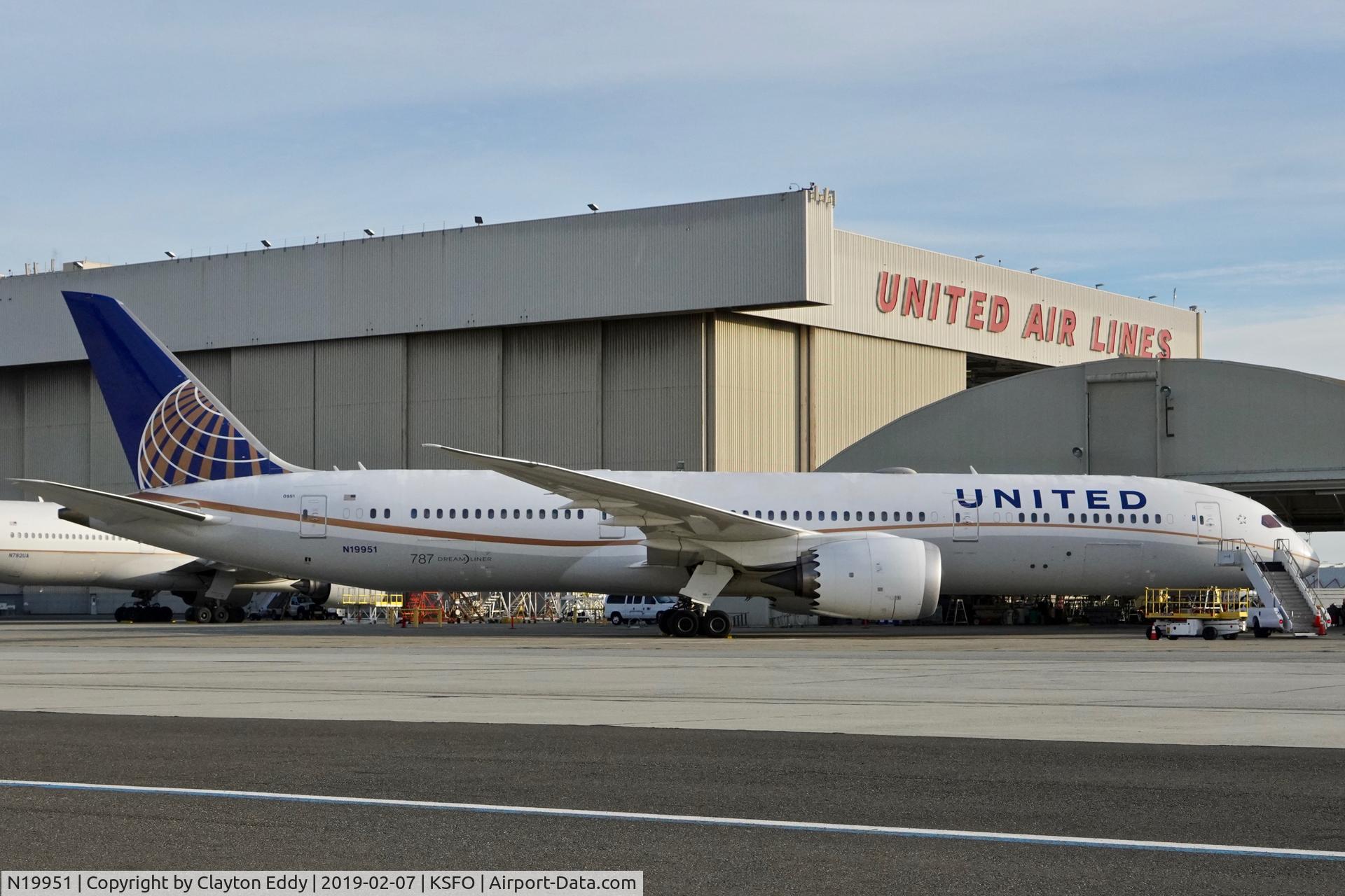 N19951, 2014 Boeing 787-9 Dreamliner C/N 36402, SFO 2019.