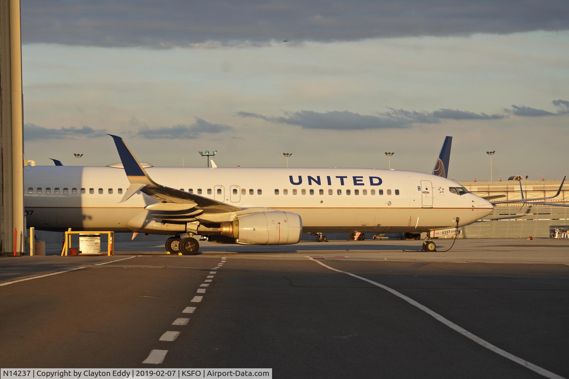 N14237, 1999 Boeing 737-824 C/N 28802, SFO 2019.