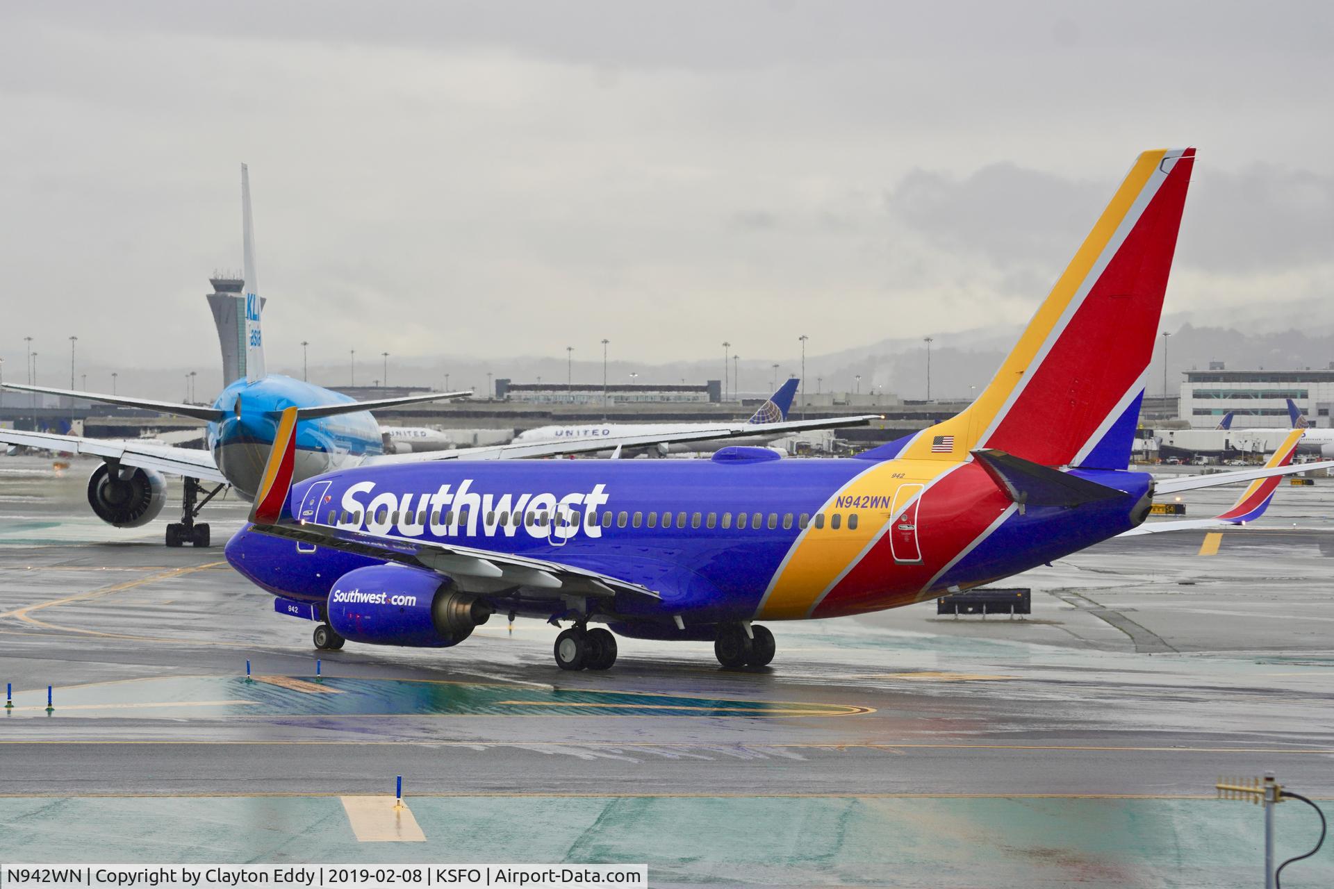 N942WN, 2009 Boeing 737-7H4 C/N 36648, Departing runway 10 at SFO 2019.