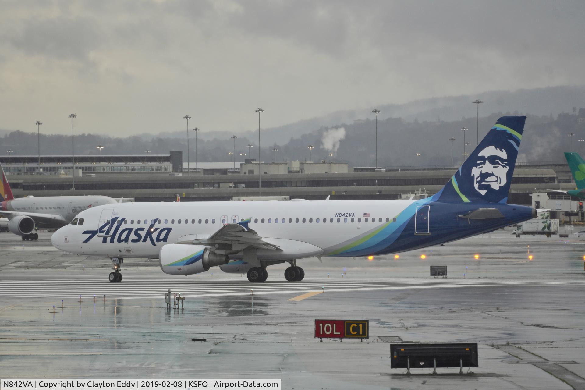 N842VA, 2011 Airbus A320-214 C/N 4805, Departing runway 10. SFO. 2019.