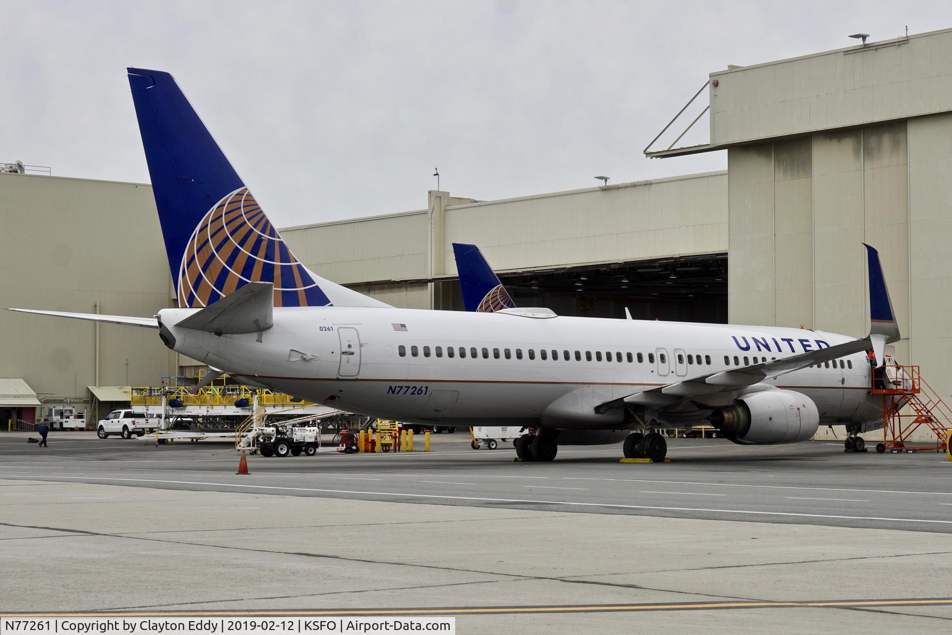 N77261, 2001 Boeing 737-824 C/N 31582, SFO 2019.