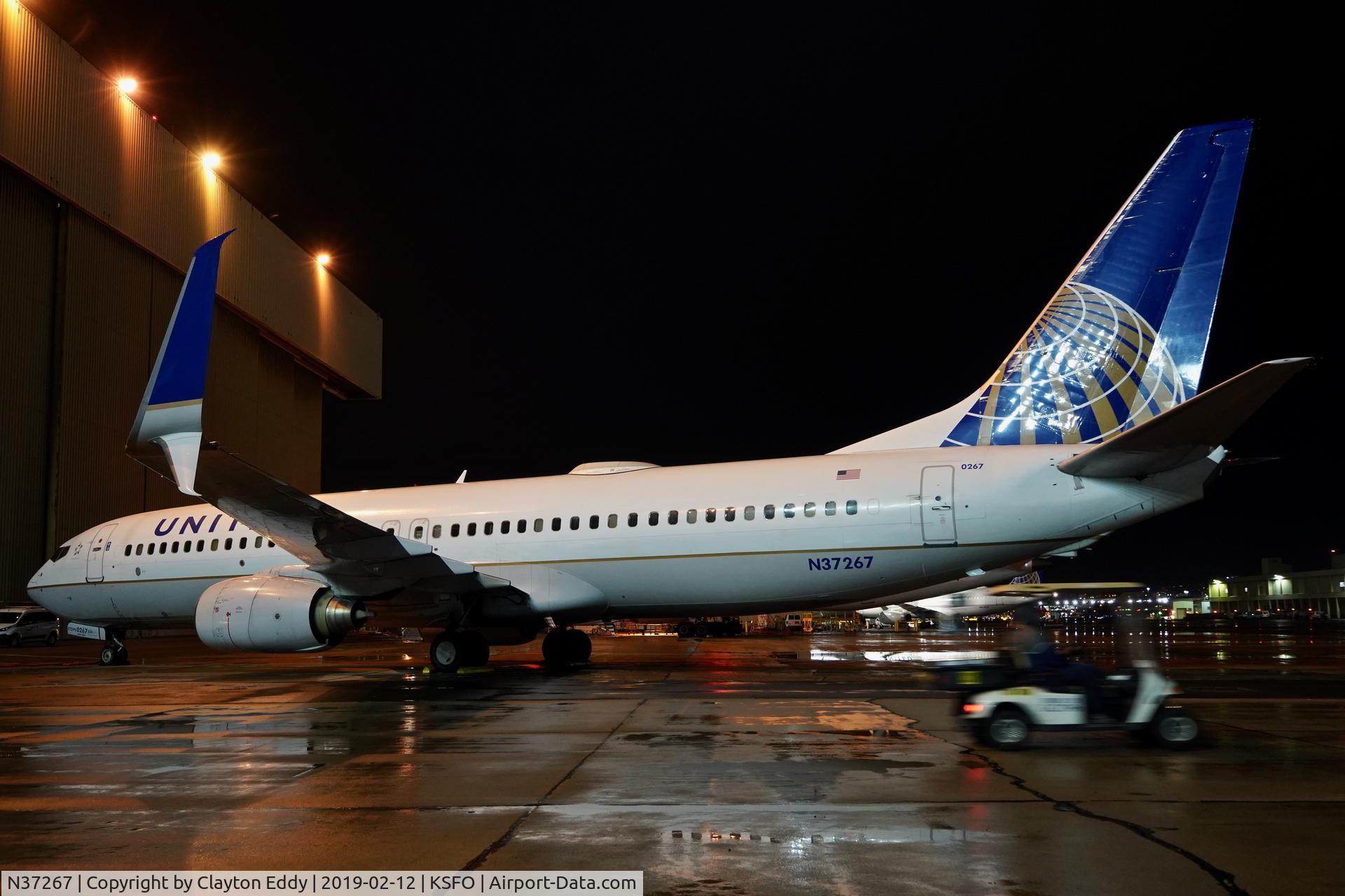 N37267, 2001 Boeing 737-824 C/N 31586, SFO 2019.
