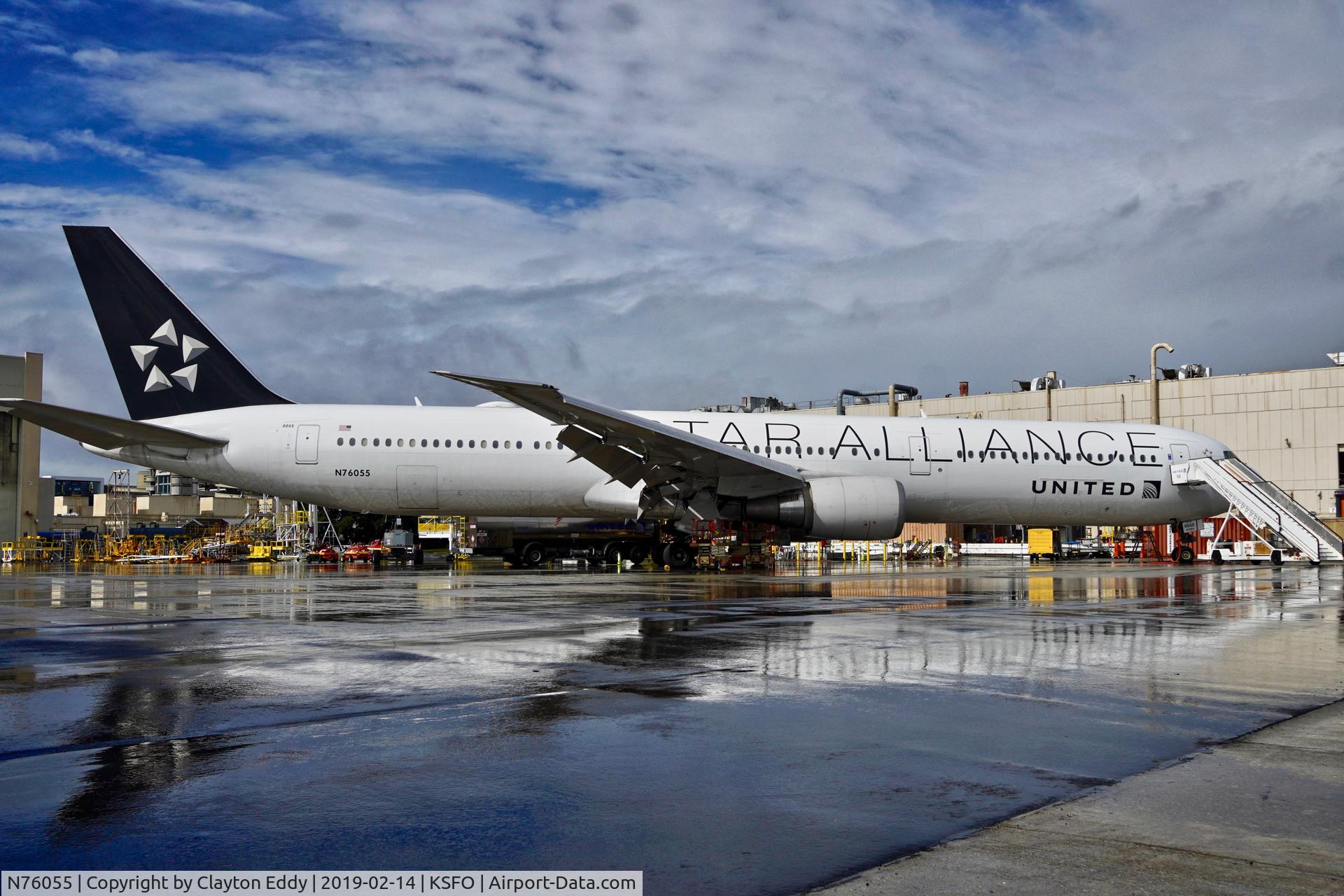 N76055, 2001 Boeing 767-424/ER C/N 29450, SFO 2019.