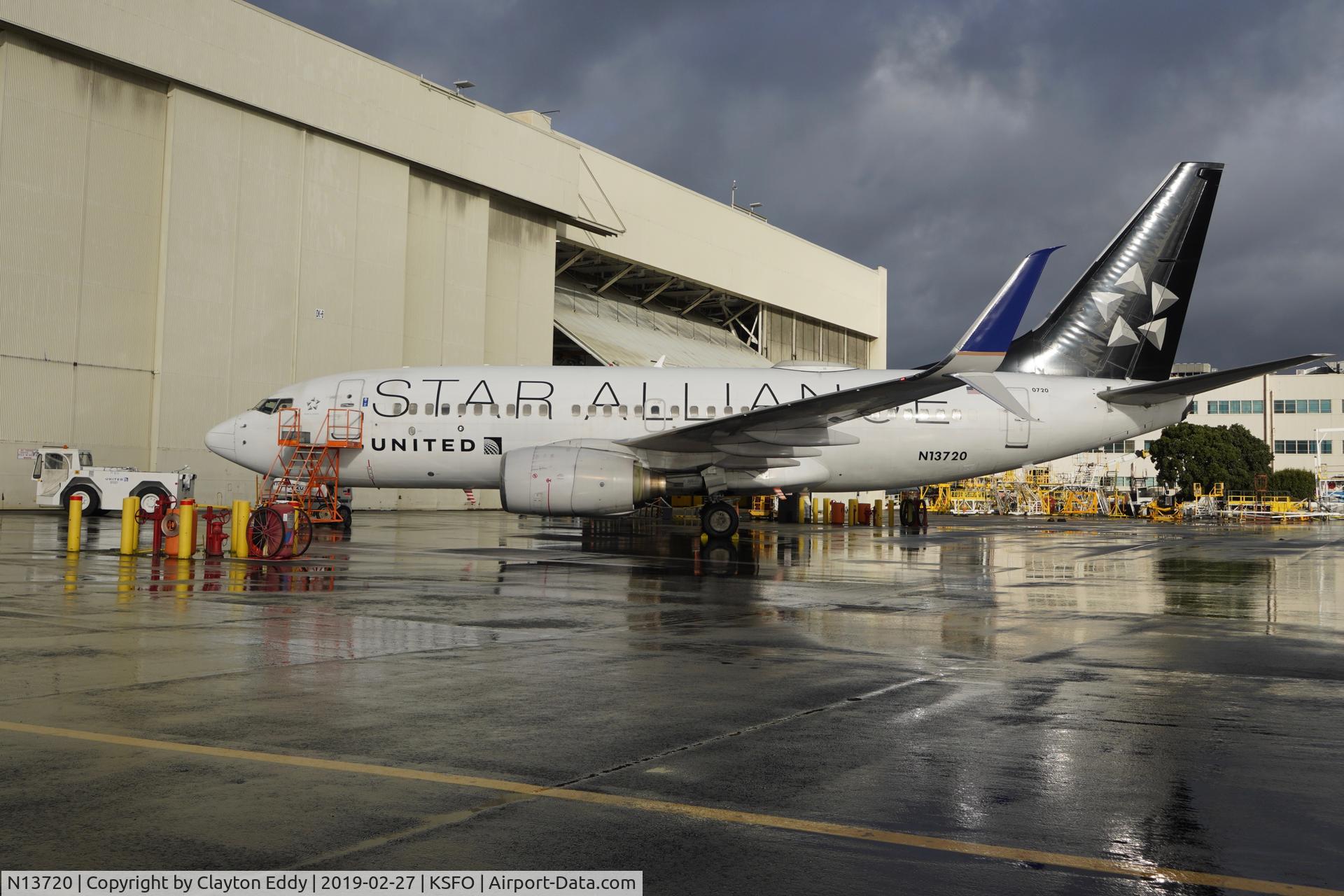 N13720, 1999 Boeing 737-724 C/N 28939, SFO 2019.
