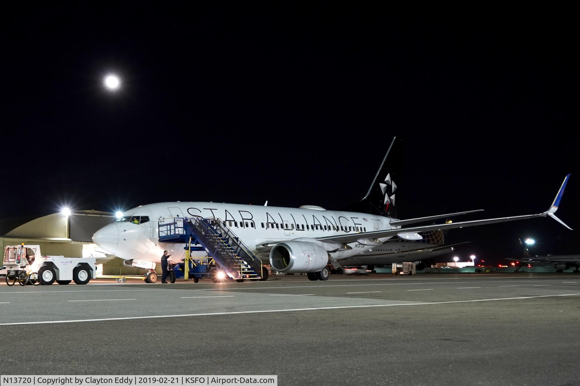 N13720, 1999 Boeing 737-724 C/N 28939, SFO 2019.