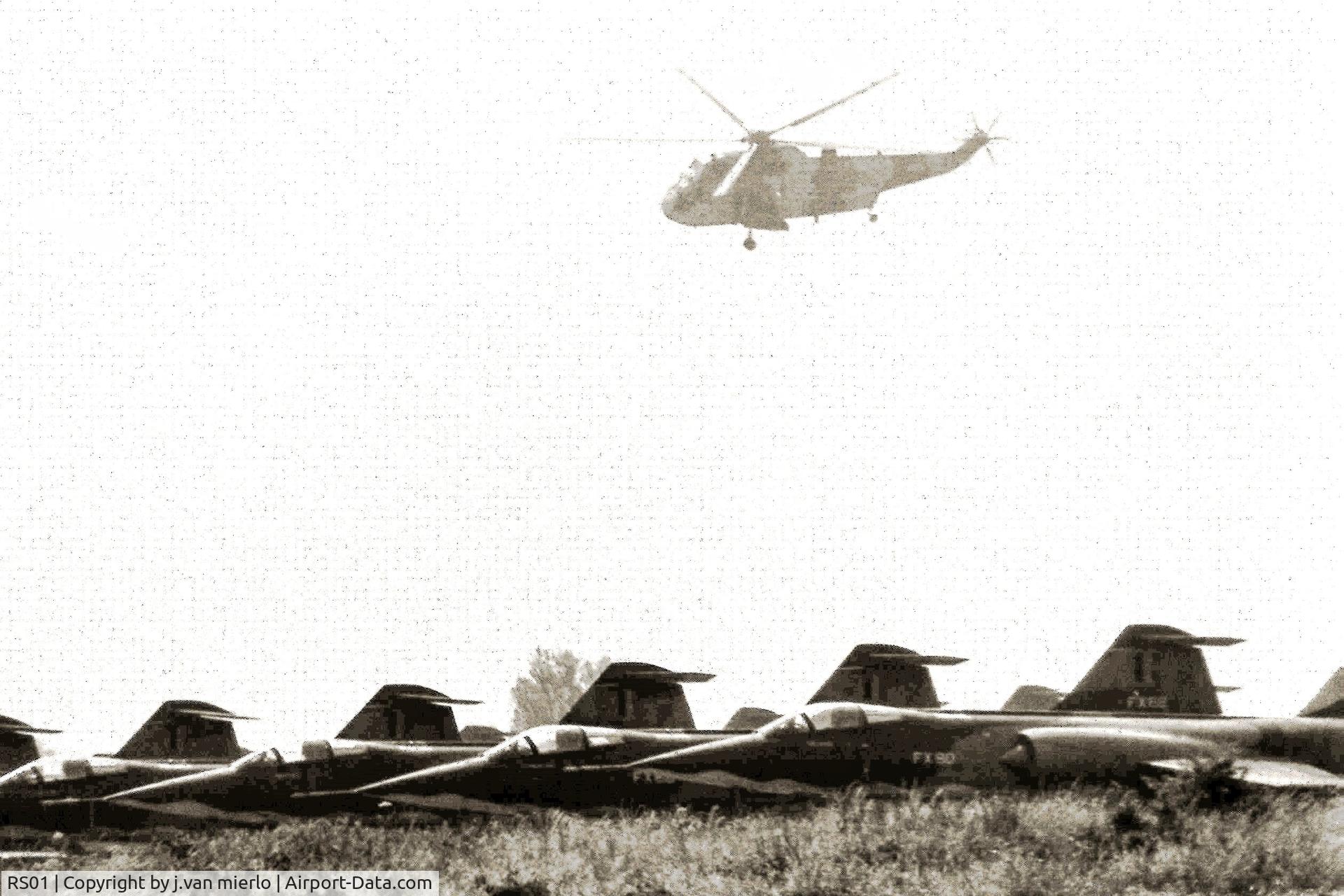 RS01, 1976 Westland Sea King Mk.48 C/N WA831, Koksijde air show / flying over a line up of stored F104s