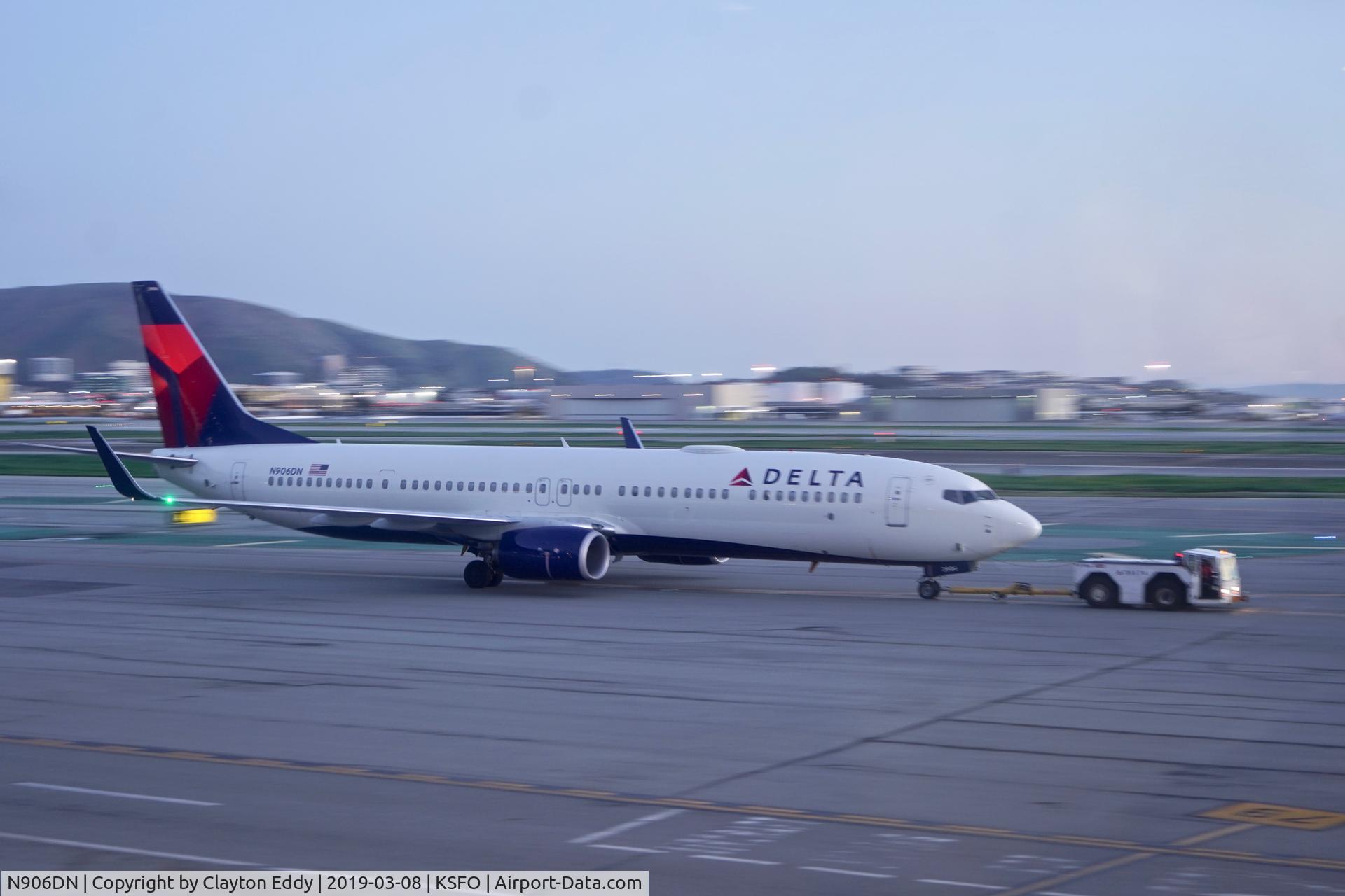N906DN, 2018 Boeing 737-900/ER C/N 64879, SFO 2019.