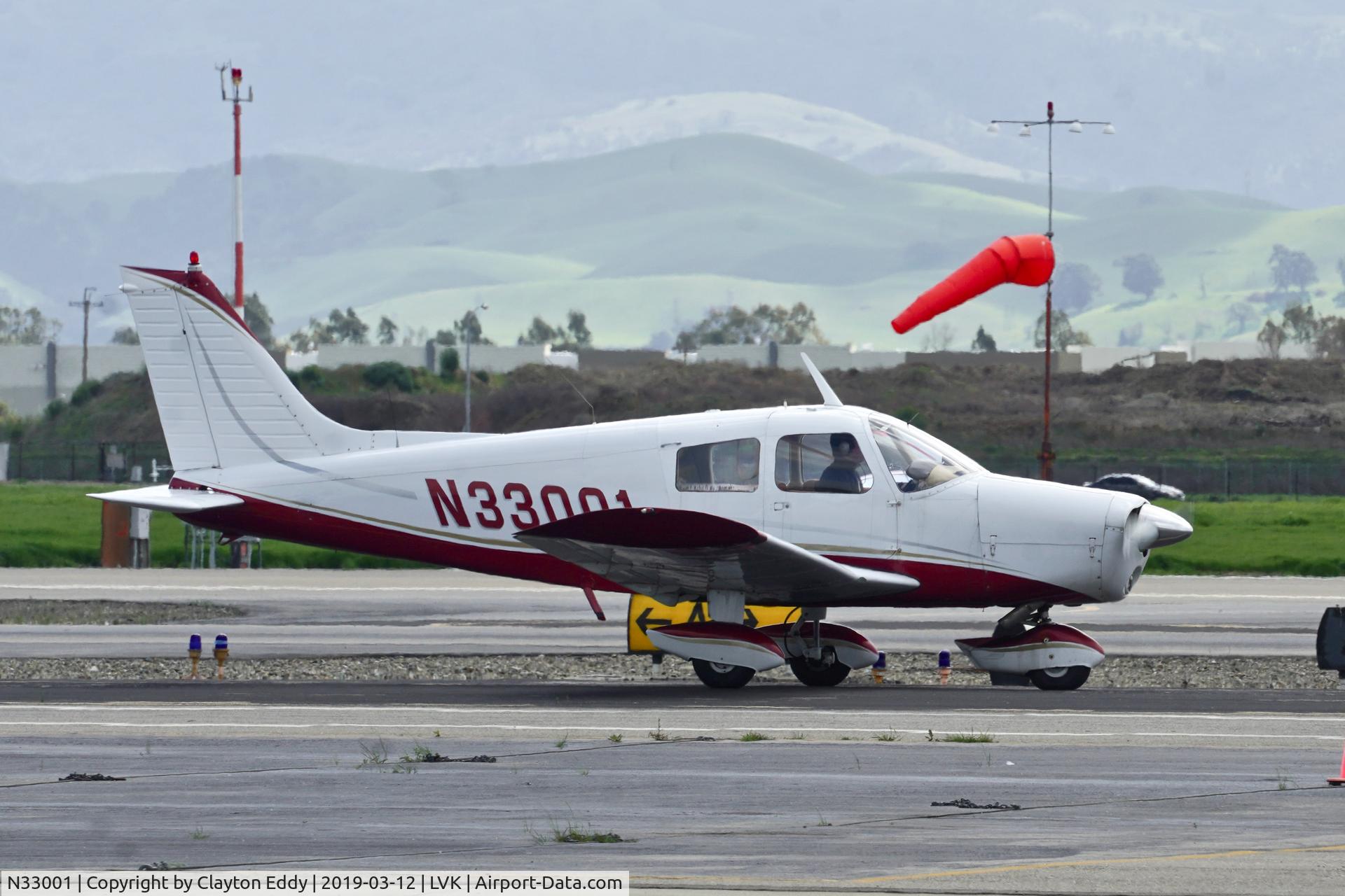 N33001, 1975 Piper PA-28-140 C/N 28-7525134, Livermore Airport California 2019.