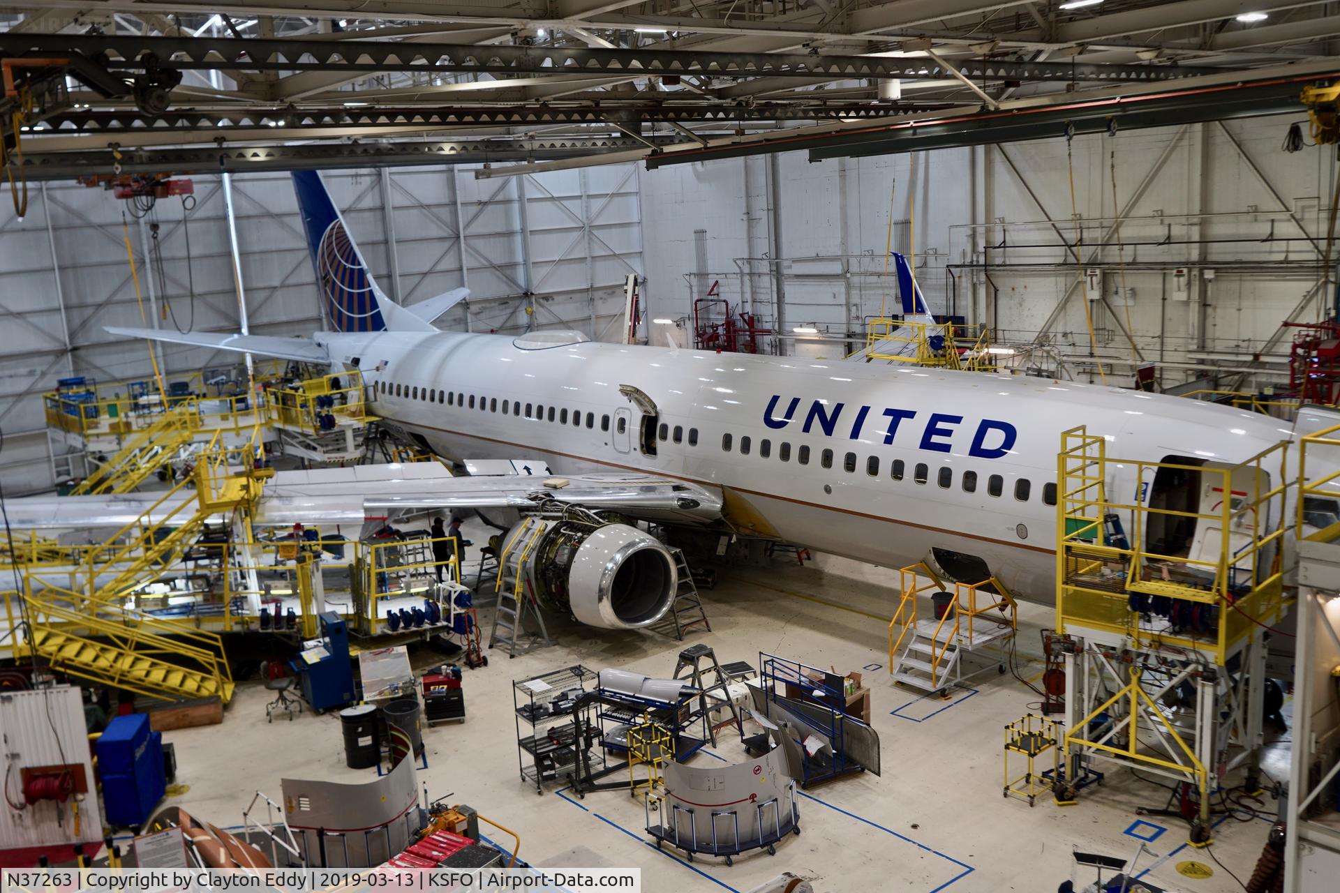 N37263, 2001 Boeing 737-824 C/N 31583, SFO 2019.