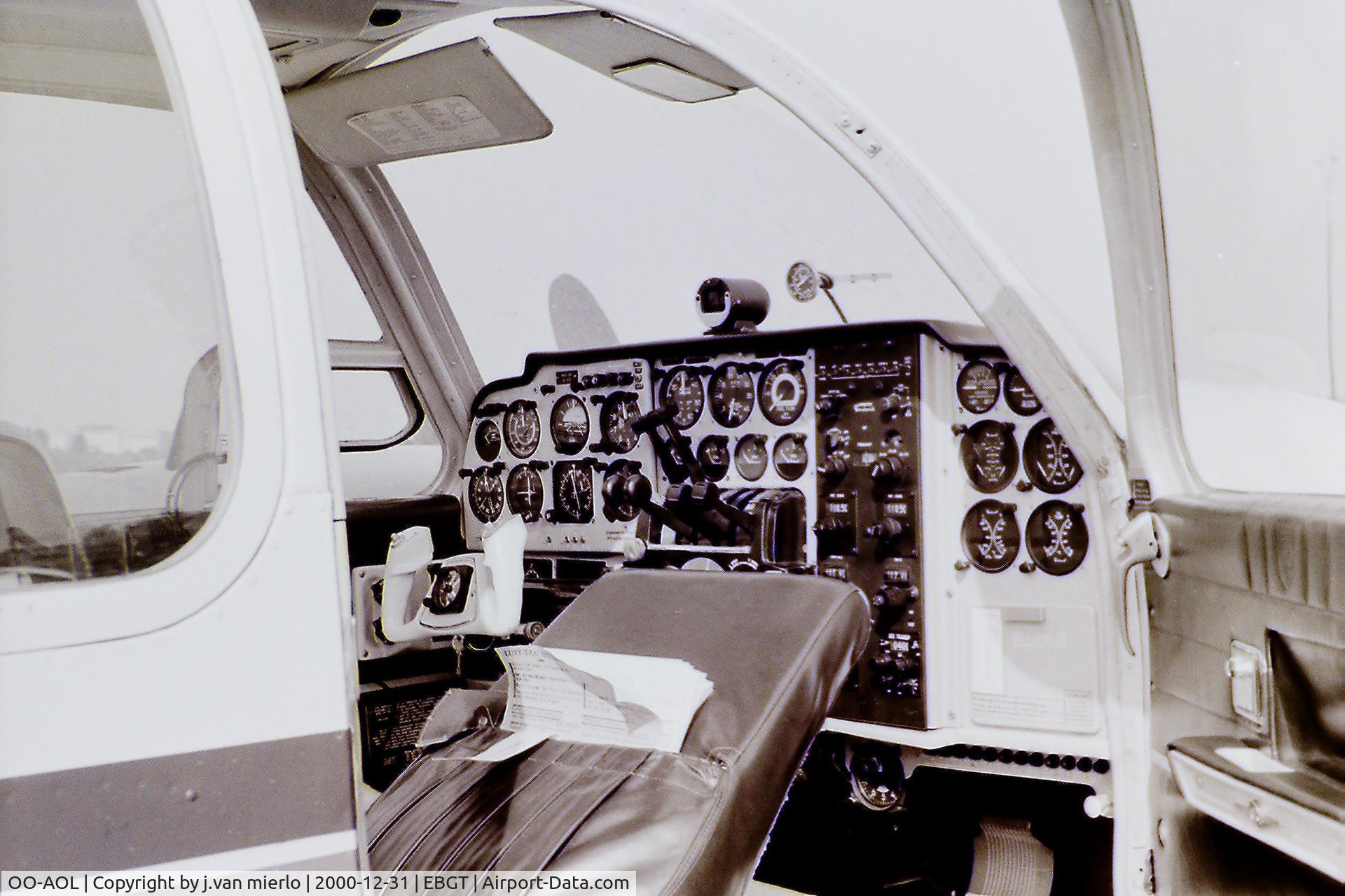 OO-AOL, 1960 Piper PA-23-160 Apache C/N 23-1640, Nice classic cockpit