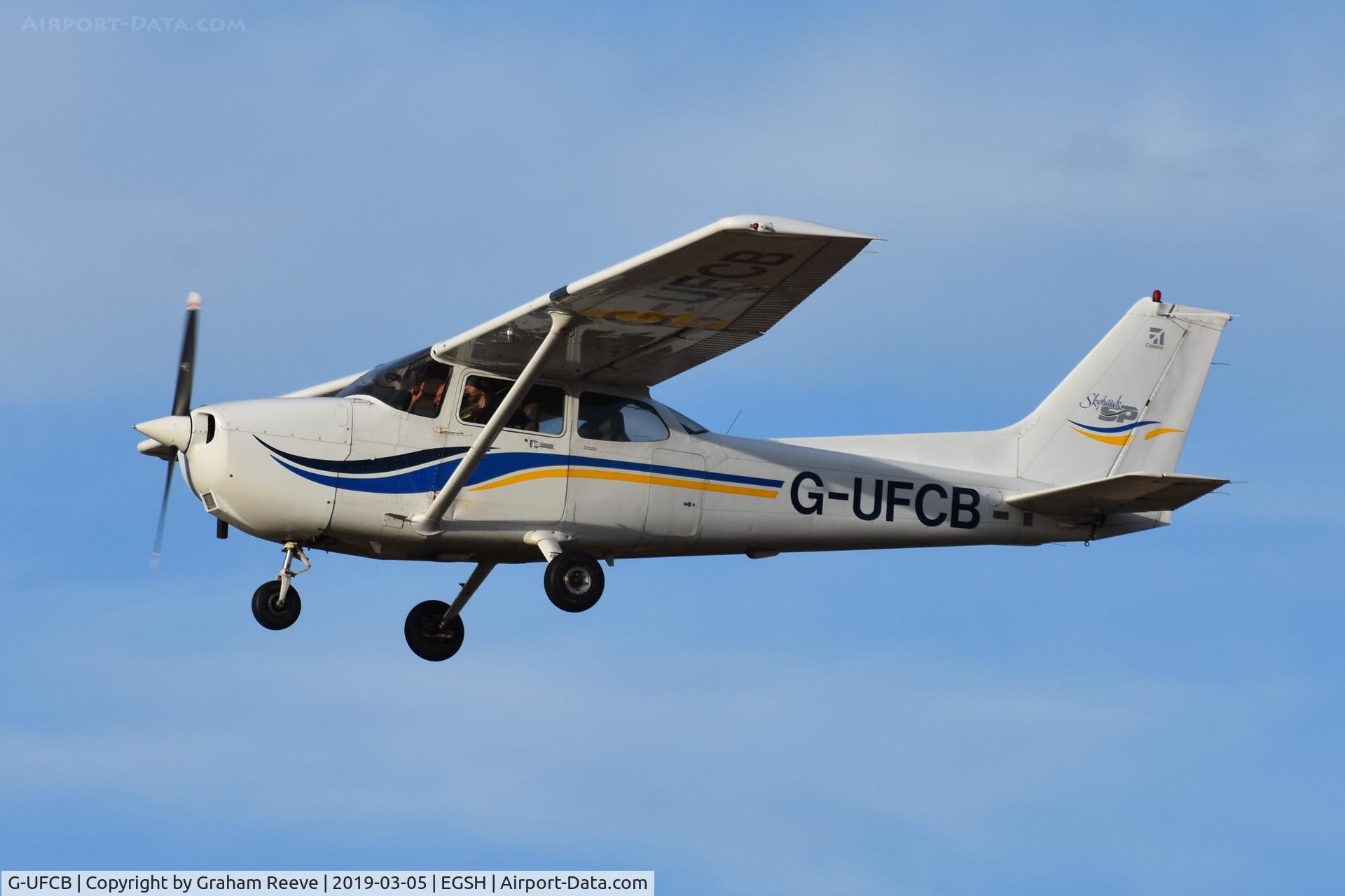 G-UFCB, 1999 Cessna 172S C/N 172S8318, Landing at Norwich.