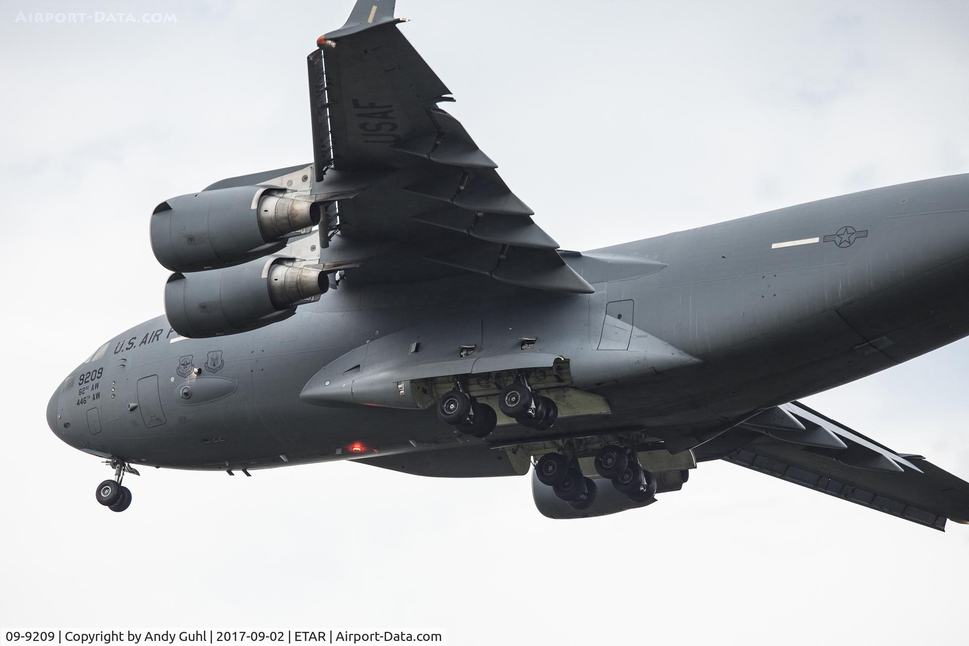 09-9209, 2009 Boeing C-17A Globemaster III C/N P-209, approach