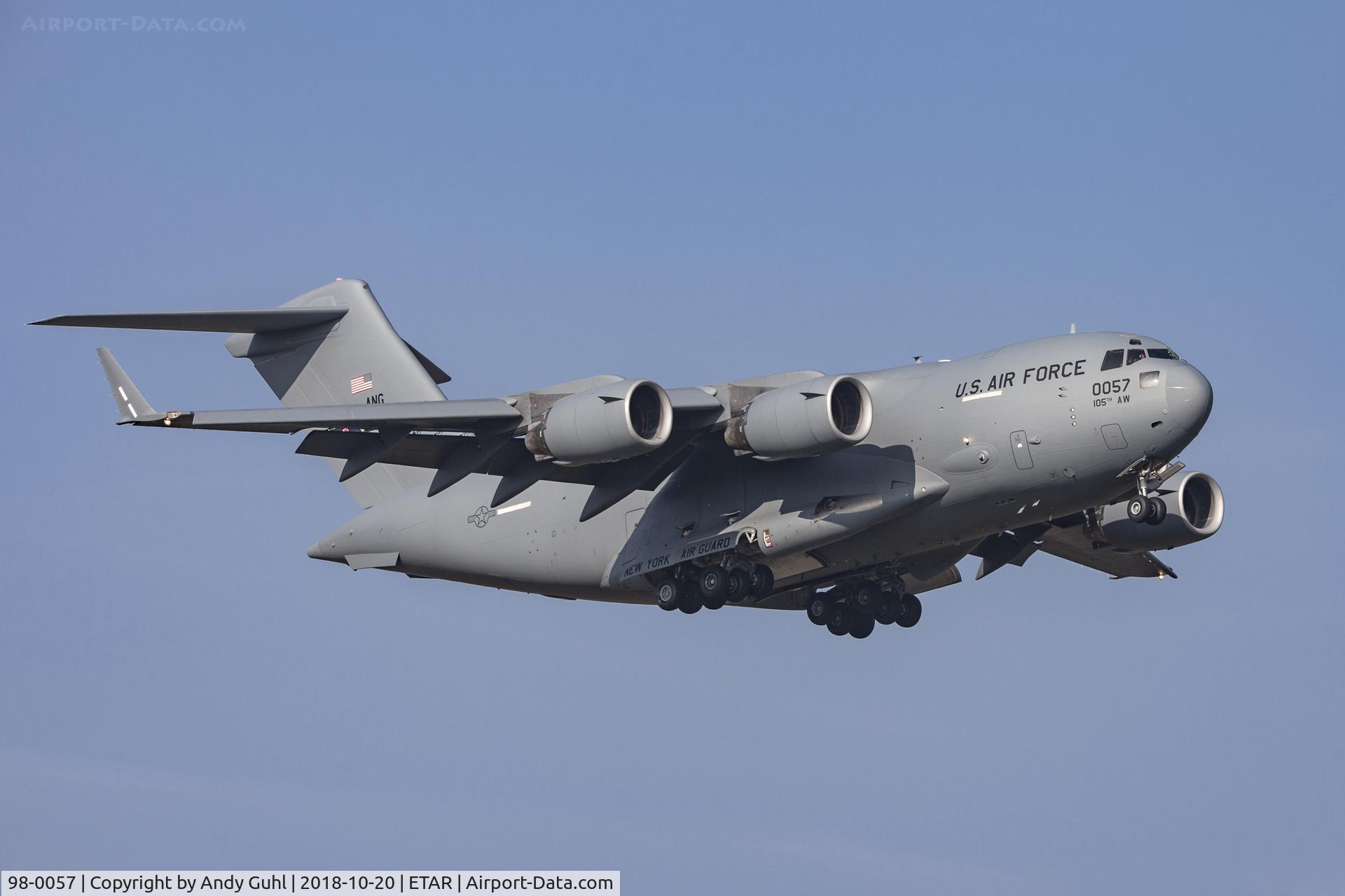 98-0057, 1998 Boeing C-17A Globemaster III C/N 50061, Final approach
