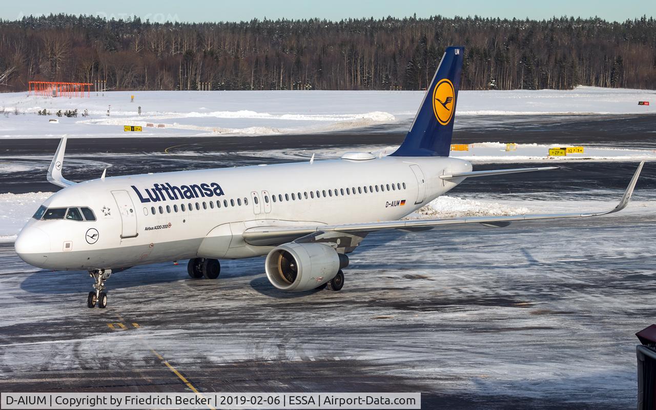 D-AIUM, 2015 Airbus A320-214 C/N 6577, turning into Gate10A