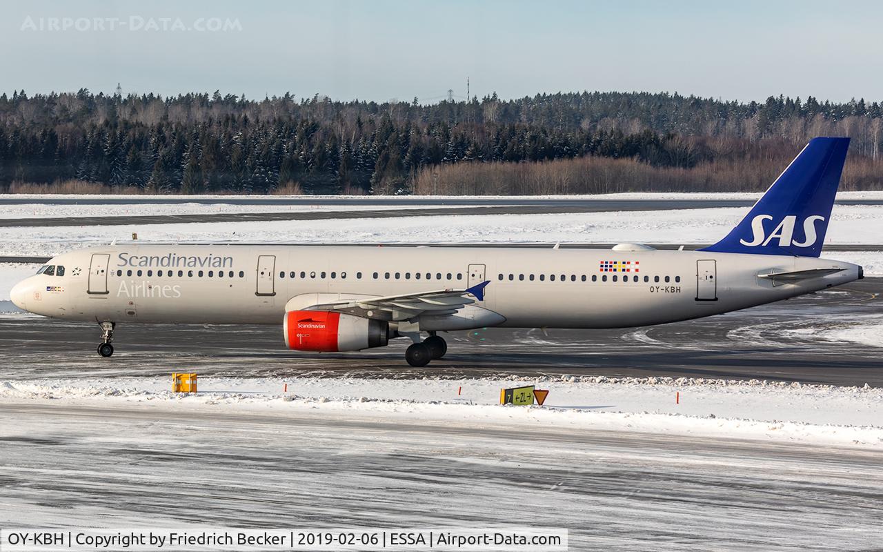 OY-KBH, 2002 Airbus A321-232 C/N 1675, taxying to the gate